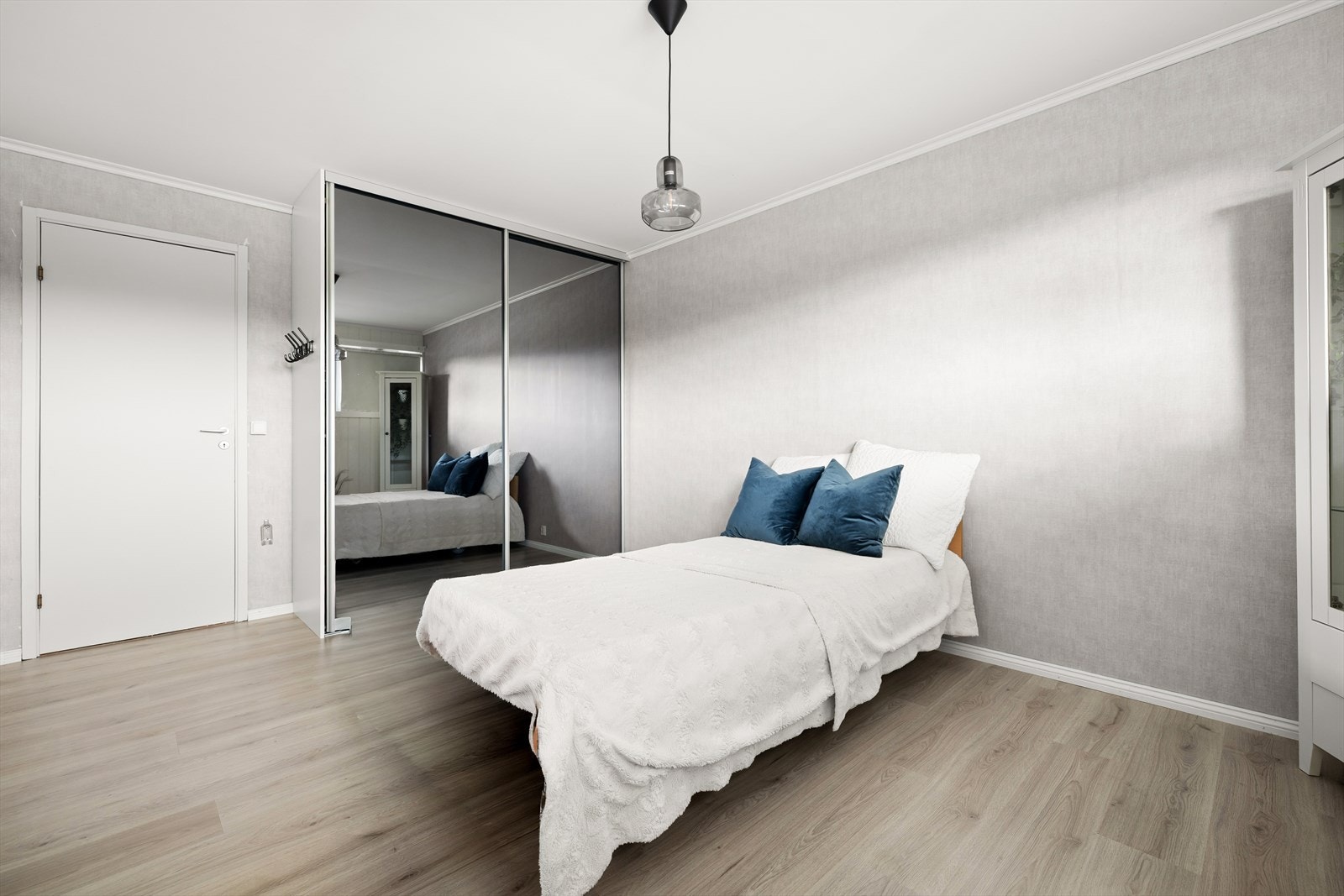 Skyvedørsgarderobe med speil gir rommet en følelse av ekstra plass. Galleribilde