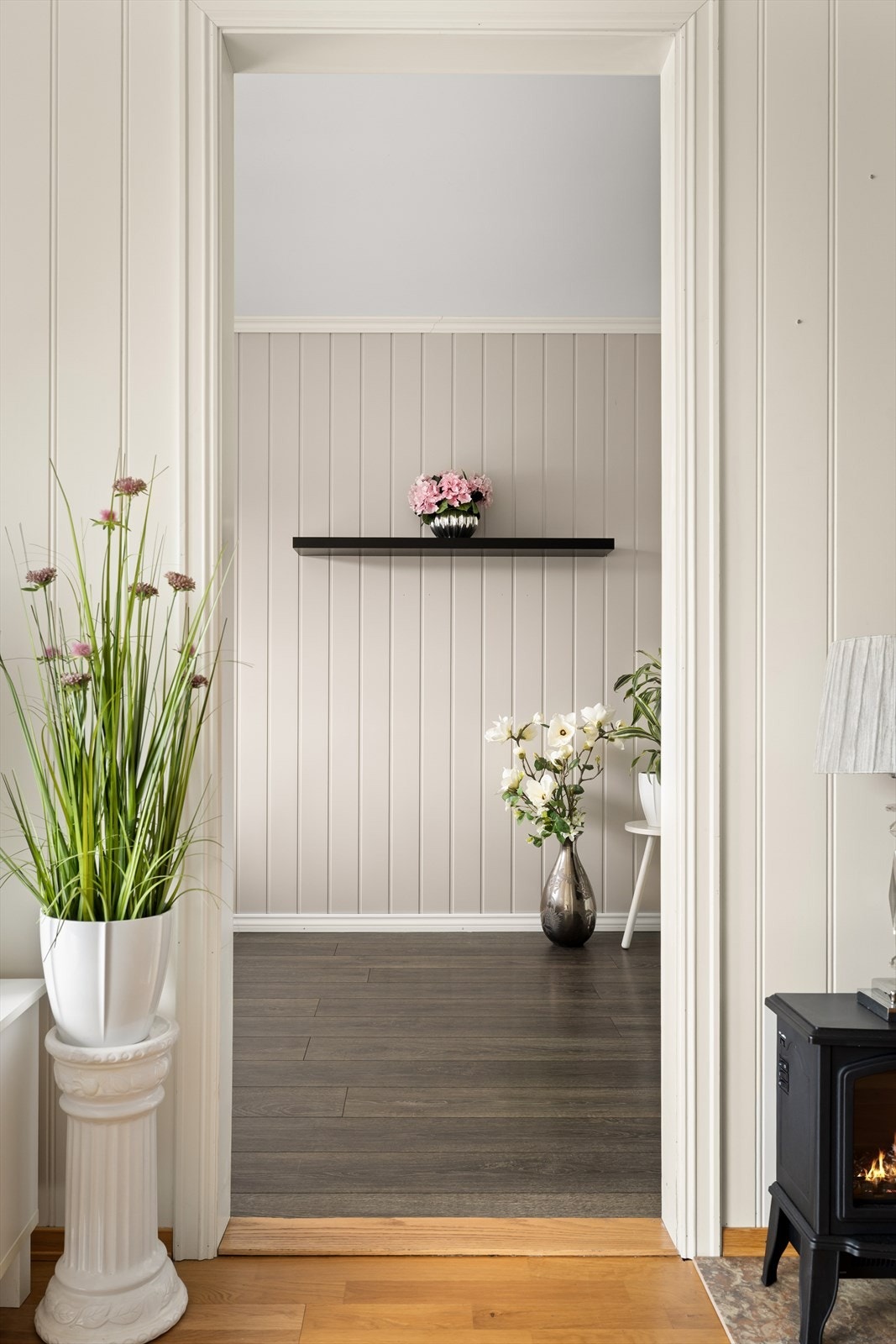 Åpen døråpning mellom stue og spisestue gir en luftig romfølelse. Galleribilde