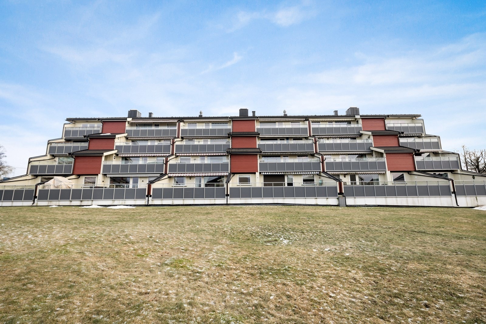 Leiligheten ligger i første etasje i et pent terrassebygg. Velkommen til Bjørnen Borettslag! Galleribilde