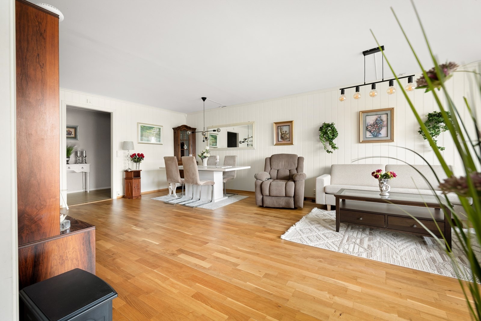 Plassering av spisebord i stuen skaper en naturlig overgang mellom kjøkken og oppholdsrom. Galleribilde