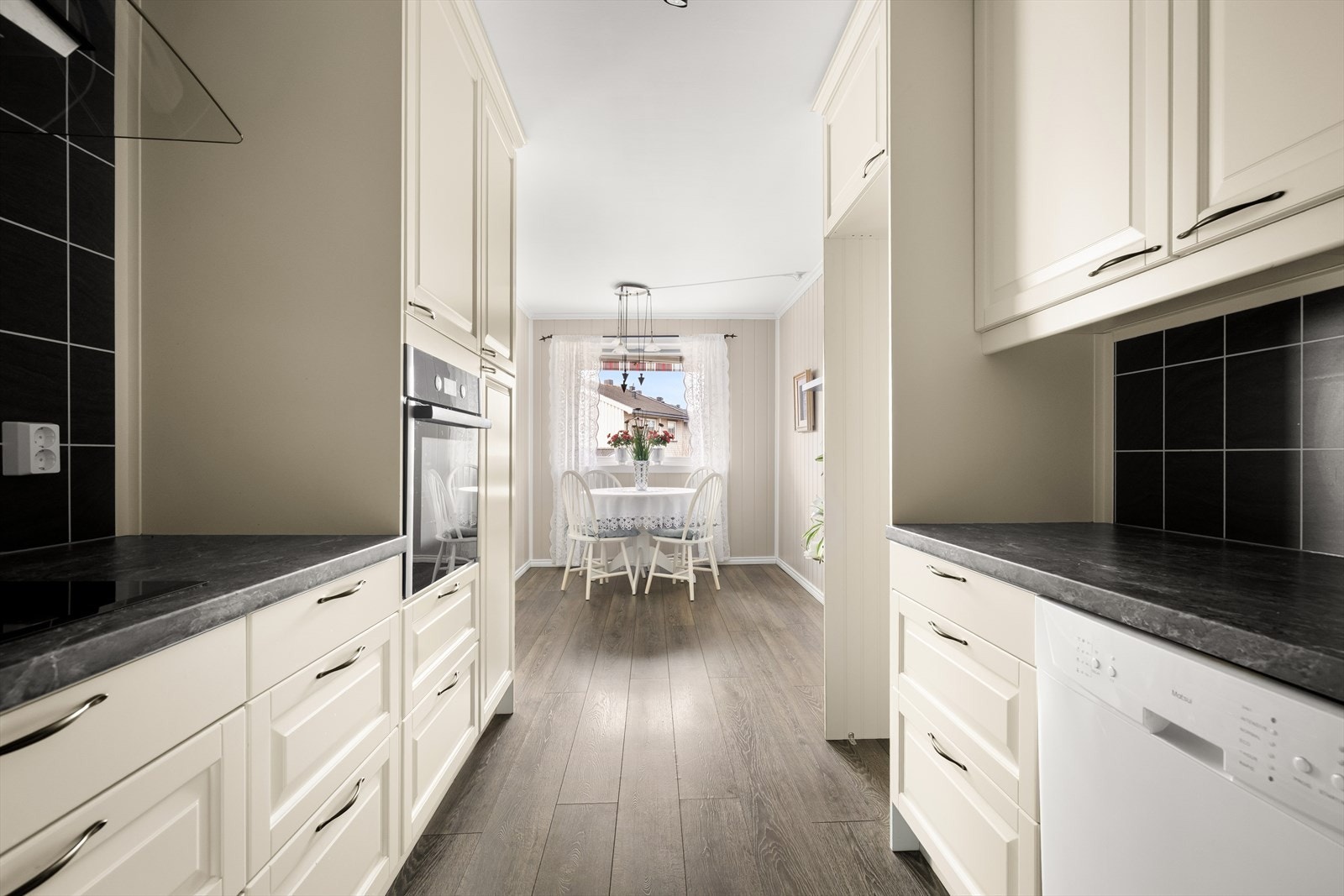 Integrert oppvaskmaskin og induksjonstopp bidrar til et effektivt arbeidsmiljø. Galleribilde