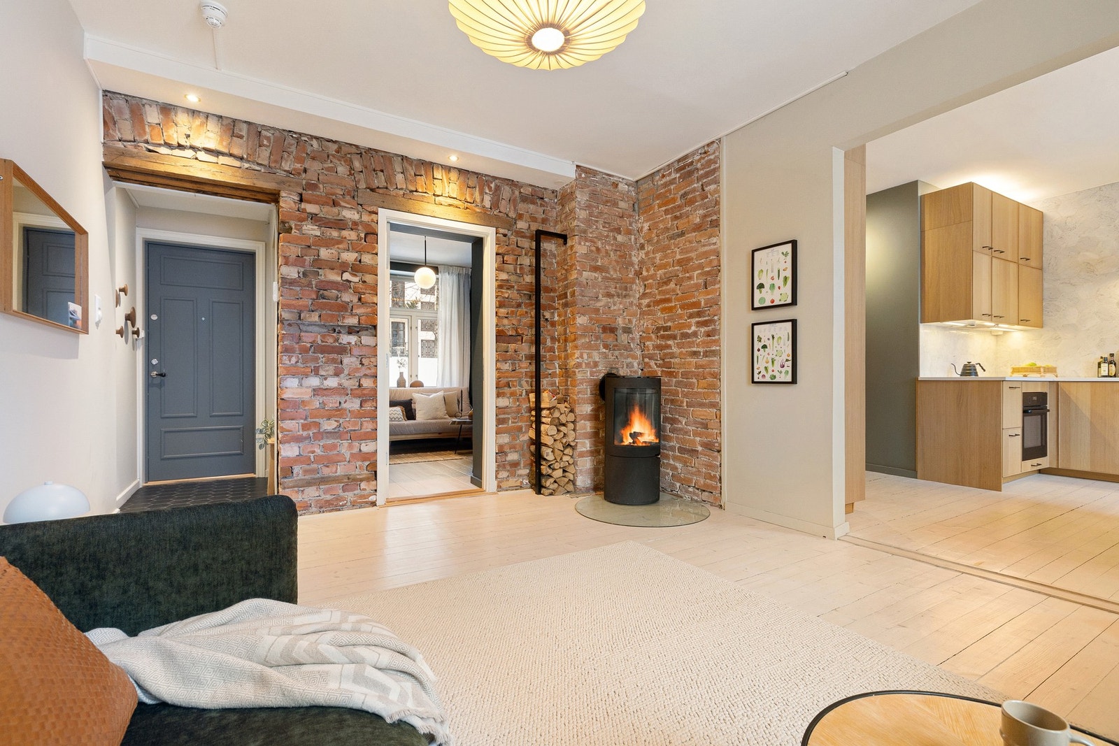 De vakre, synlige teglsteinsveggene tilfører rommet karakter og dybde, og danner en lun ramme. Galleribilde