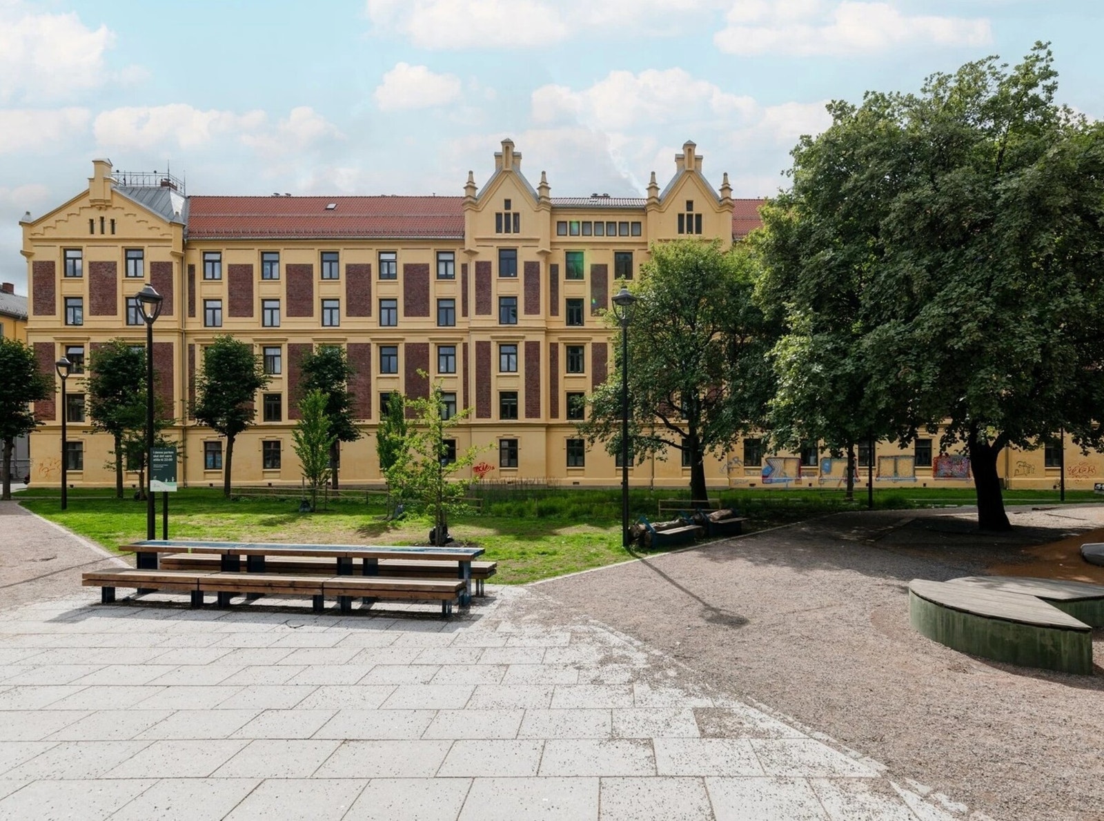 Den ærverdige bygården originalt kalt "Slottet"er tegnet av arkitekt Matheus Mosgaard i 1895. Gården er kjent som et kunstnerhjem siden forfatteren Rudolf Nilsen bodde her en periode i barndommen. Galleribilde