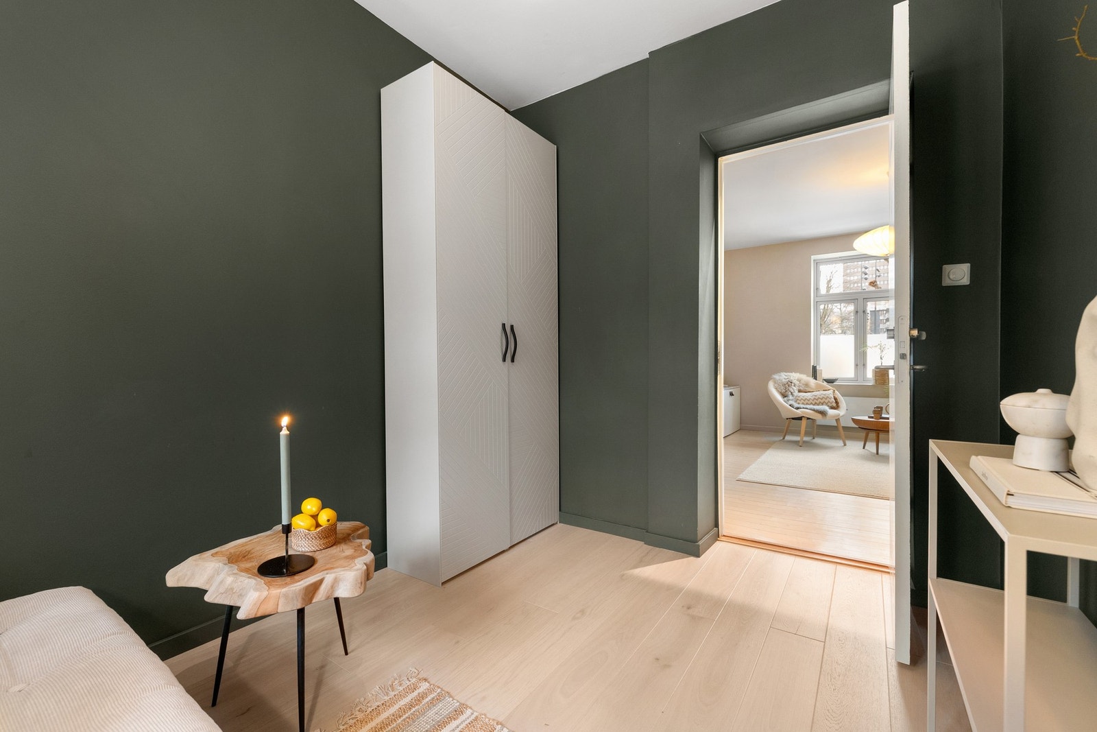 Det ble lagt ny parkett på soverommene i 2020, noe som gir en helhetlig og moderne overflate. Galleribilde