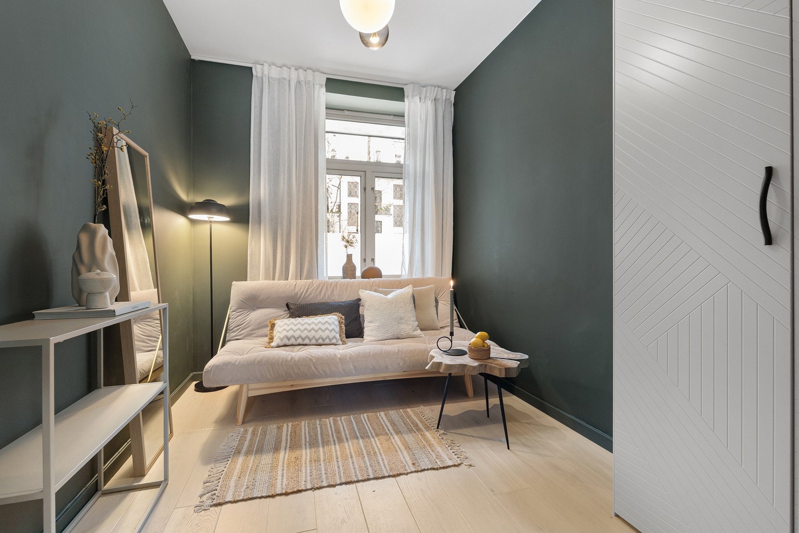 Soverom 2 gir ekstra fleksibilitet i hverdagen og kan med fordel benyttes som gjesterom, kontor, barnerom eller et egnet rom for utleie til en venn. Galleribilde