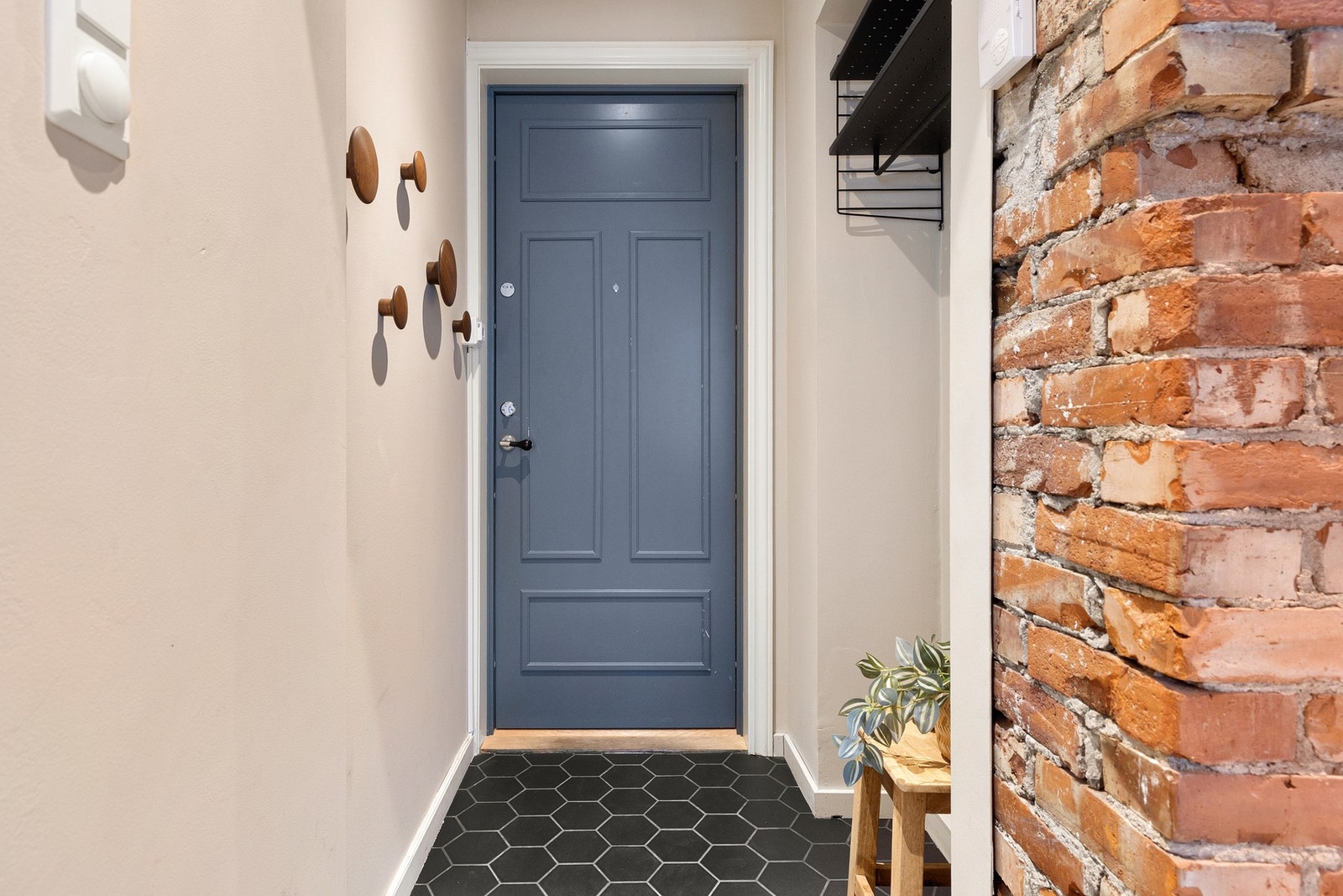 Entréen gir umiddelbart et hyggelig førsteinntrykk av boligen. Galleribilde