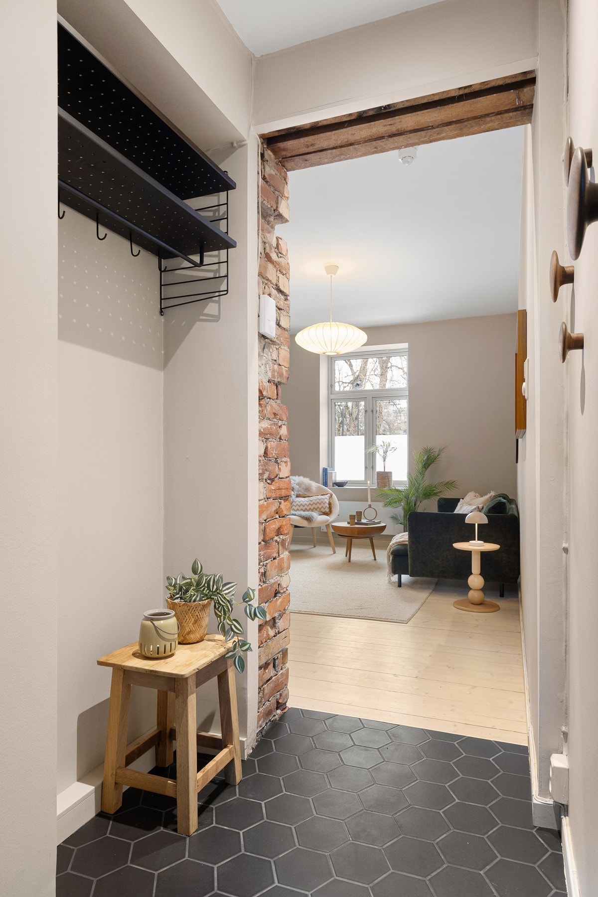 Boligen disponerer tre boder, én i kjeller og to på loft, med et samlet areal på ca. 8m², som gir gode oppbevaringsmuligheter. Galleribilde