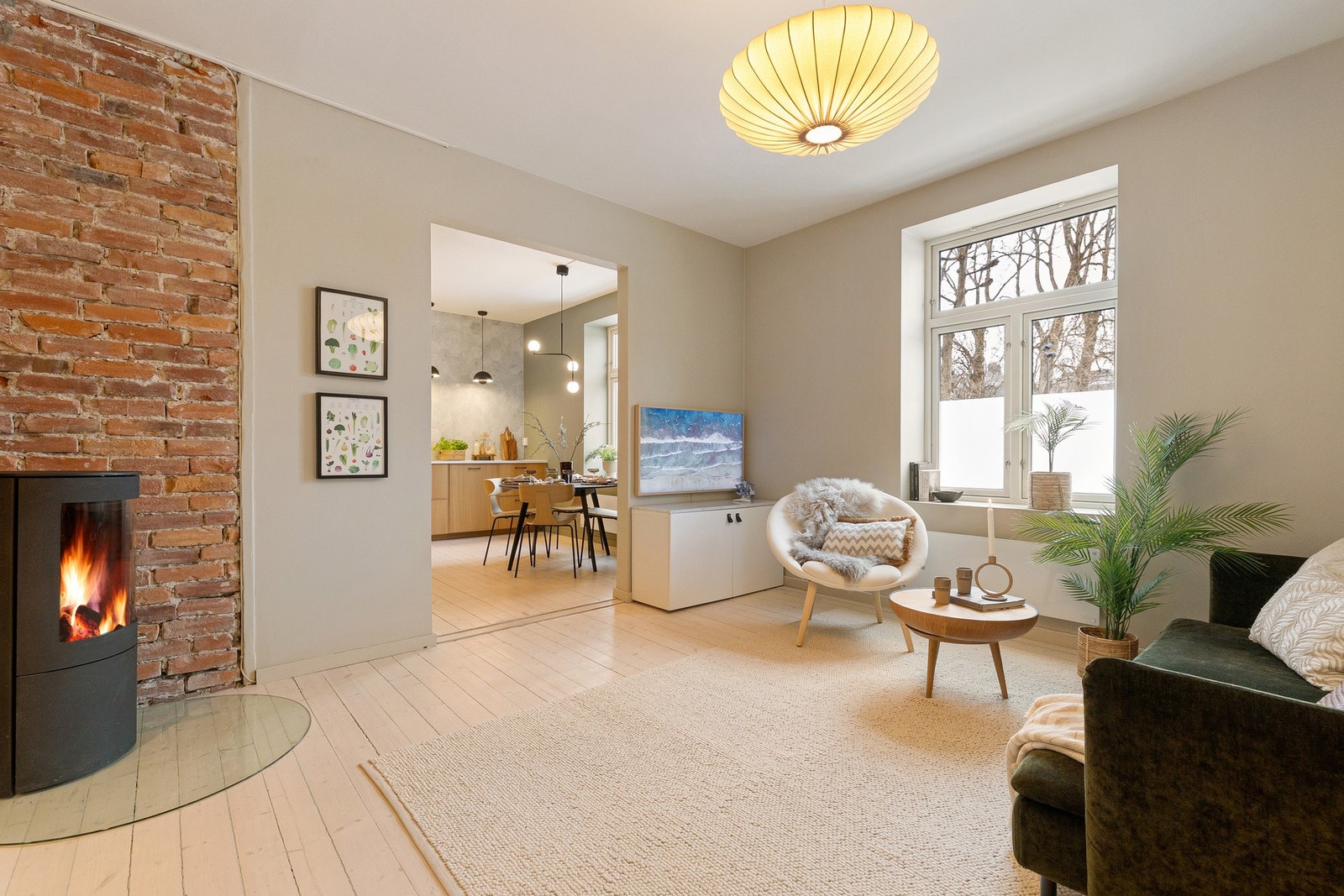 Den listefrie åpningen inn til kjøkkenet skaper en naturlig flyt mellom rommene og forsterker følelsen av romslighet og sammenheng. Galleribilde