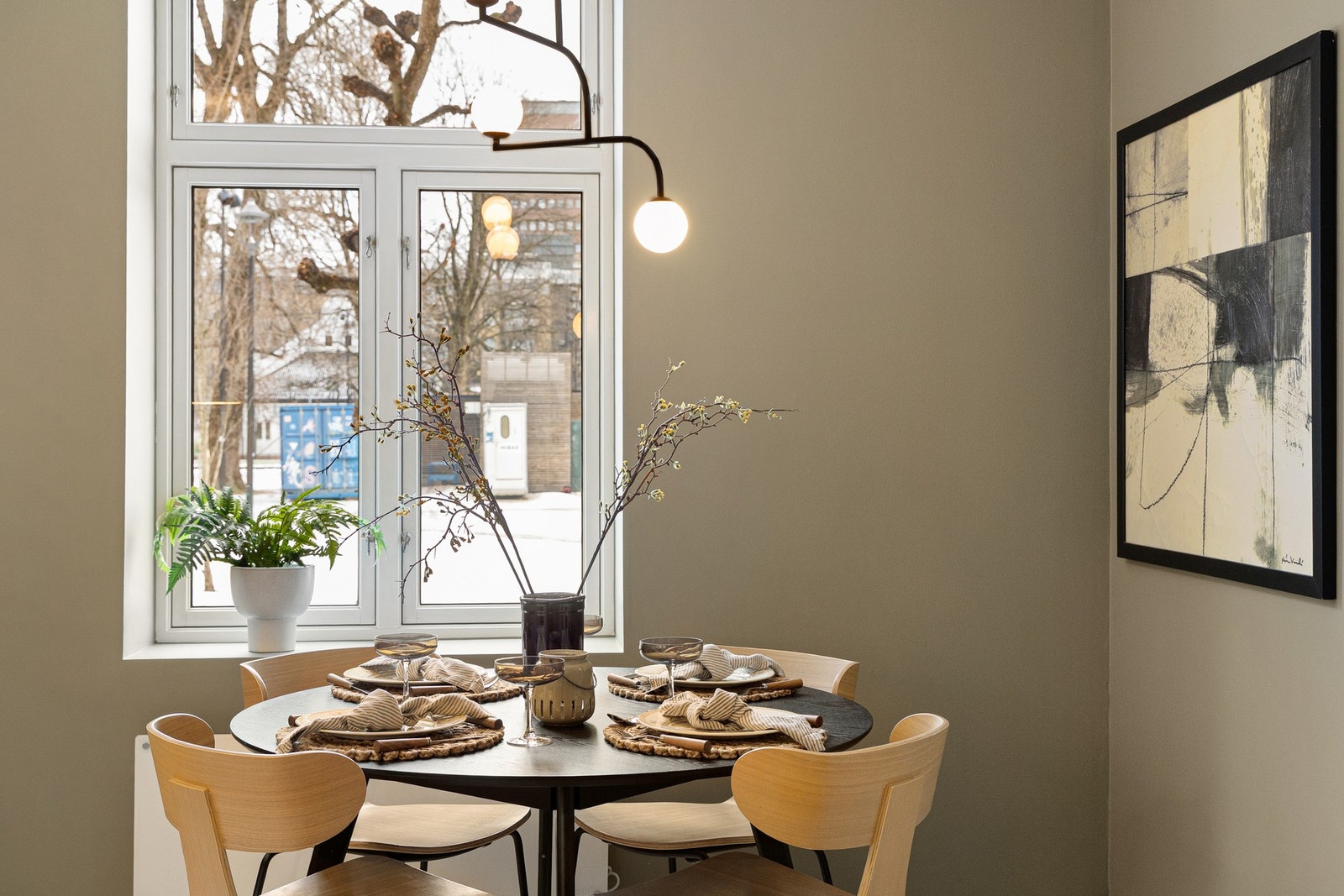 Her er det god plass til spisebord i forkant av vinduet, hvor kjøkkenvinduet sørger for rikelig med naturlig lysinnslipp og en luftig romfølelse. Galleribilde