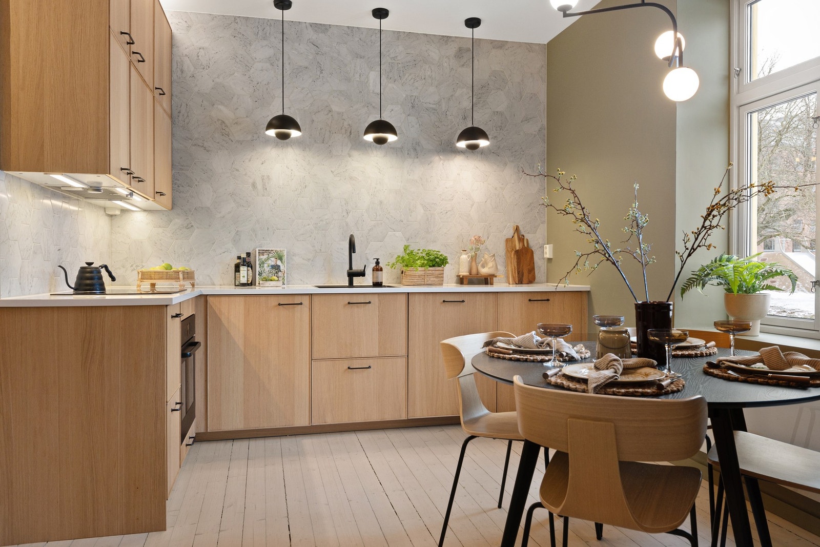 Dette er en gjennomgående 3-roms leilighet beliggende i "Slottet" på Tøyen. Galleribilde