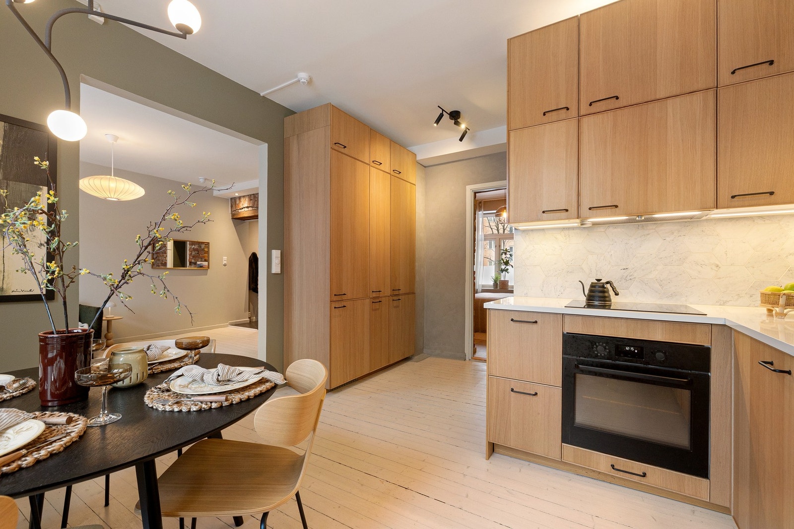 Kjøkkeninnredningen byr på svært gode oppbevaringsmuligheter med rikelig skap- og skuffeplass. Galleribilde