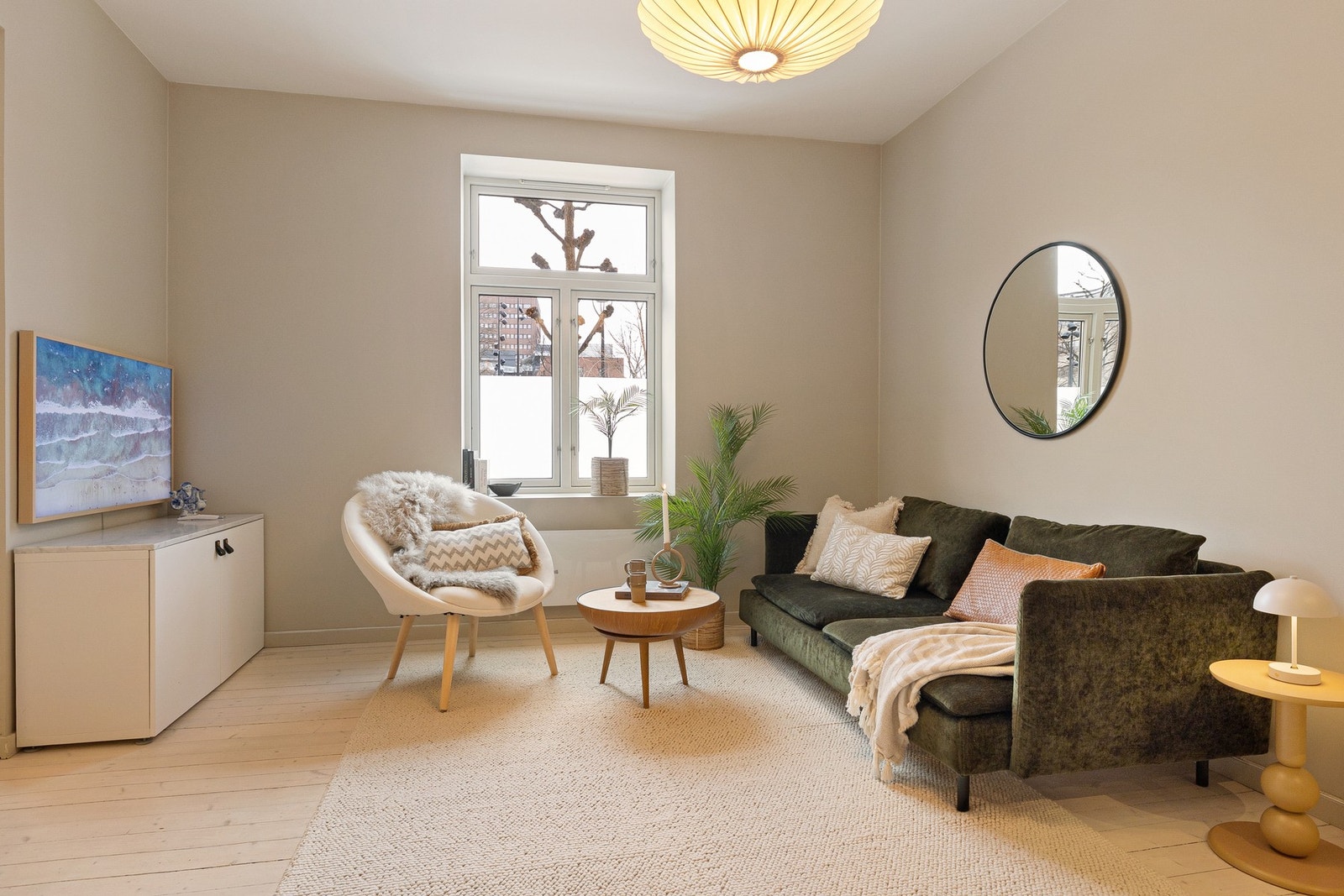 De store vindusflatene slipper inn rikelig med dagslys, noe som fremhever de malte flatene i en lun og nøytral fargetone. Galleribilde