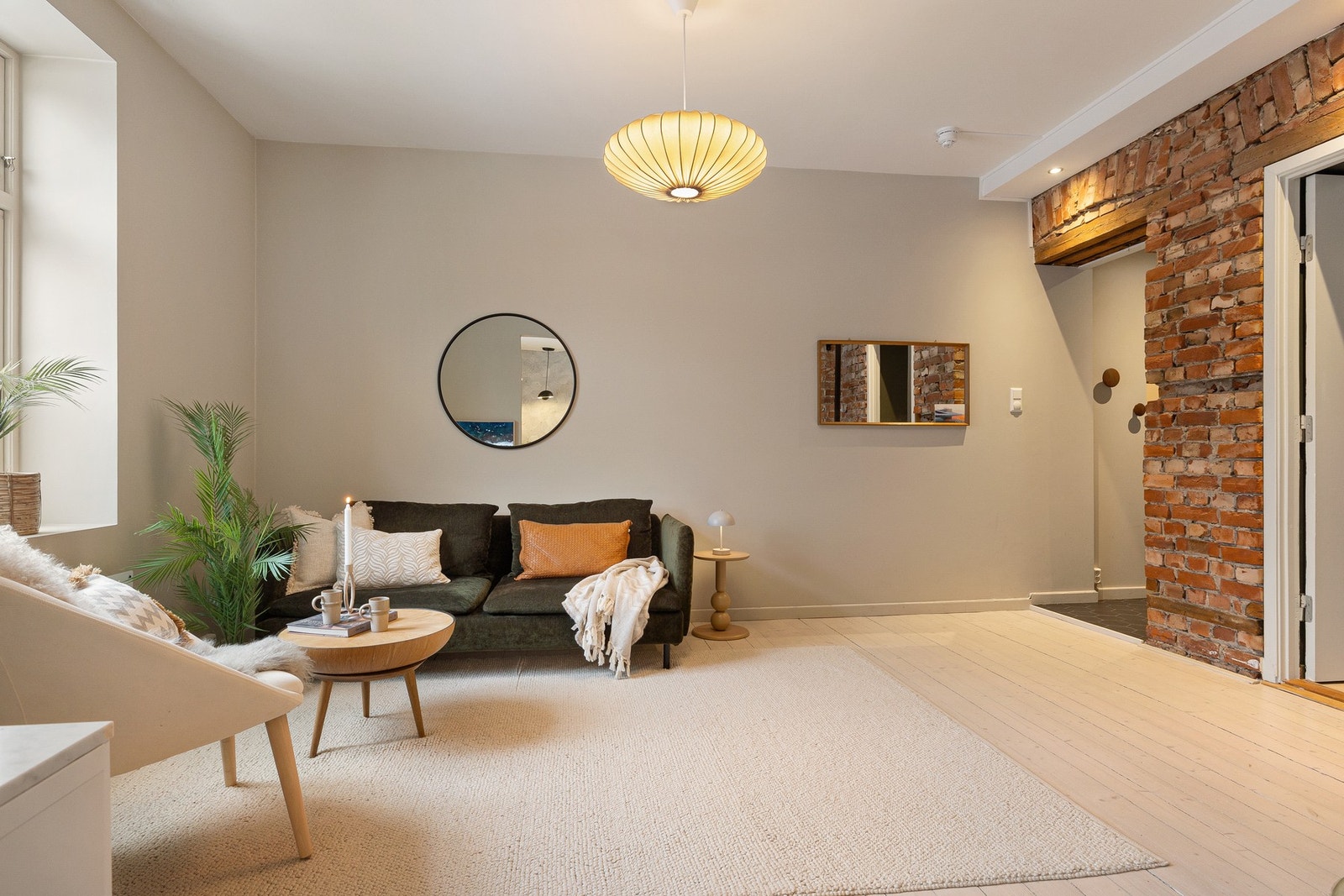 Stuen byr på svært gode møbleringsmuligheter med god plass til sofa med tilhørende stuebord og mediebenk, samt øvrig ønsket møblering. Galleribilde