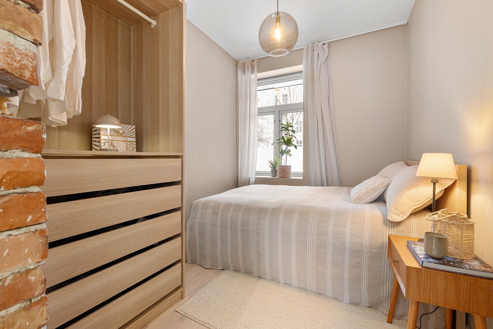 Hovedsoverommet har en fin størrelse og et vindu som gir godt naturlig lysinnslipp. Galleribilde