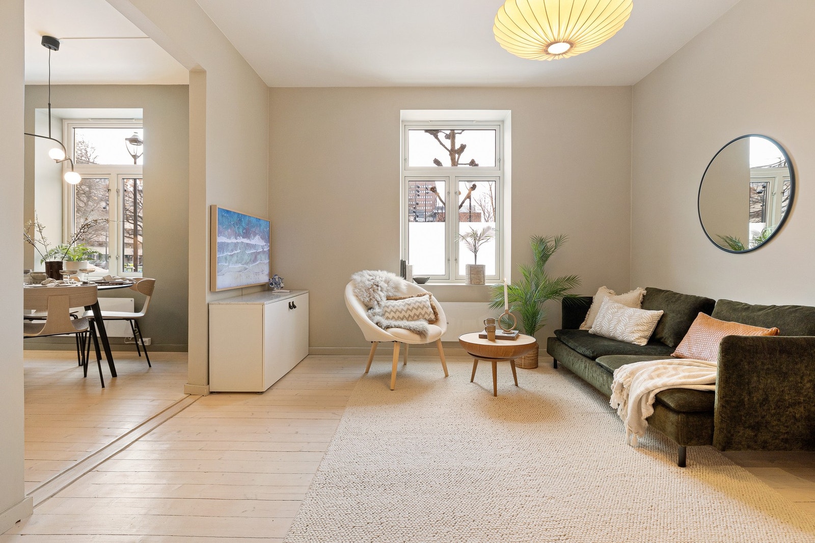 Den rause takhøyden på opptil ca. 2,80 meter, kombinert med listefrie overganger og dype vinduskarmer, gir en luftig og eksklusiv romfølelse. Galleribilde