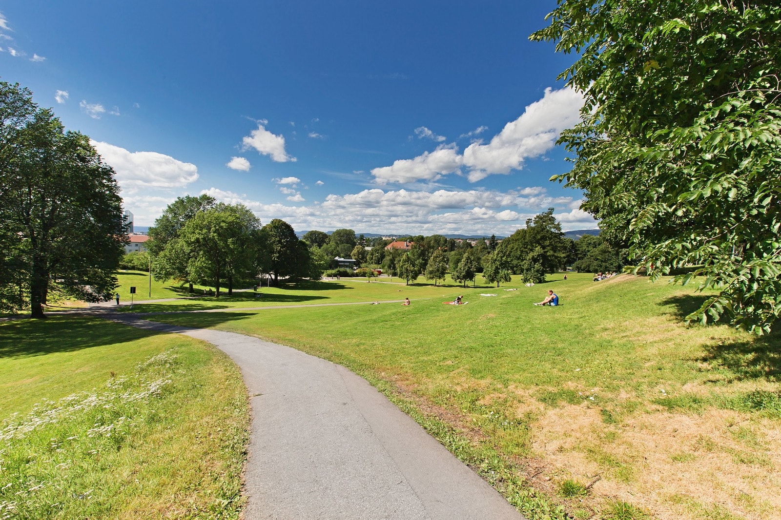 Leiligheten ligger idyllisk til med kort avstand til flere flotte grøntområder med bl.a. Tøyenparken. Galleribilde