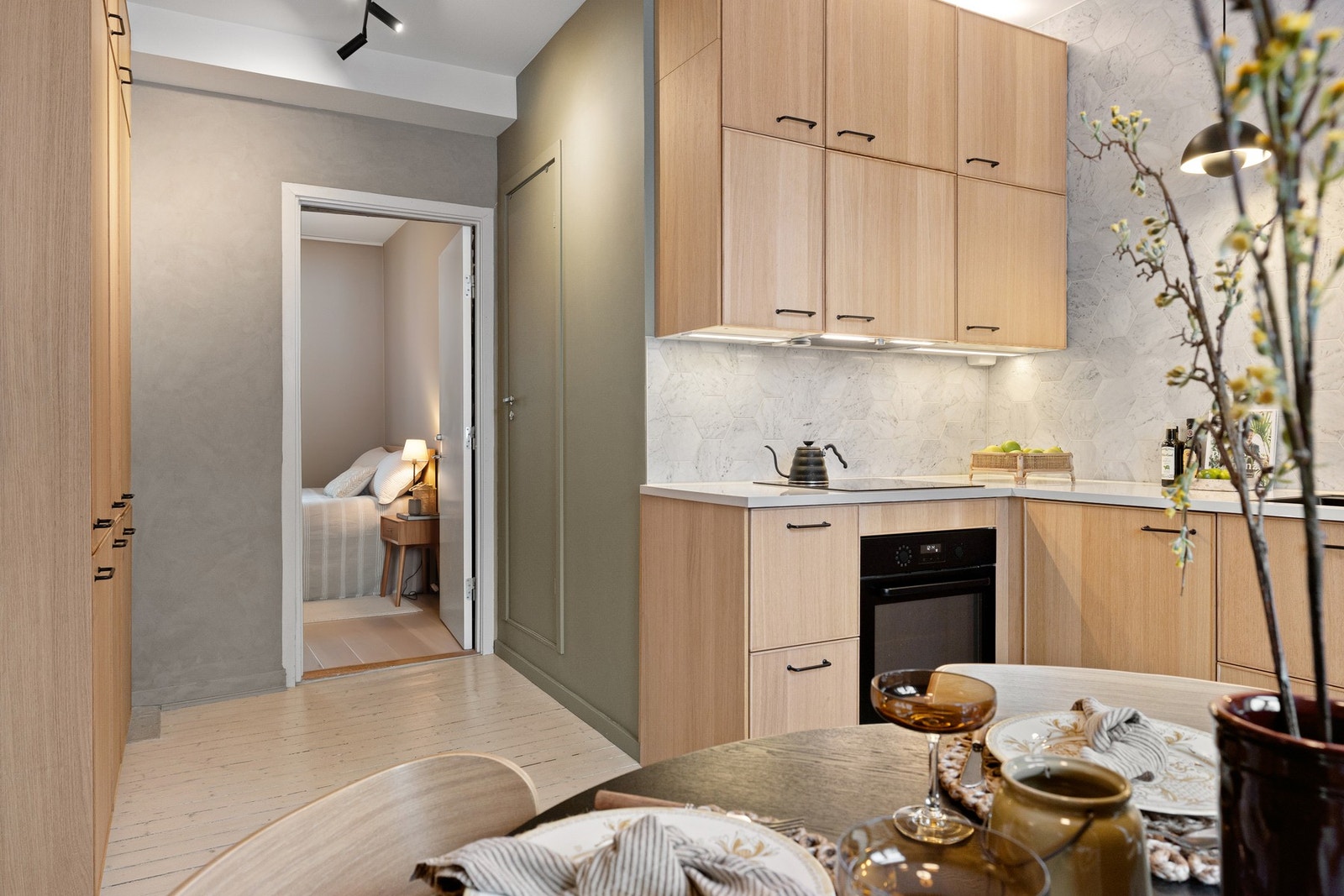 Kjøkkenet har integrerte hvitevarer, herunder stekeovn, induksjonstopp, oppvaskmaskin, kombiskap og avtrekksvifte med kullfilter. Galleribilde