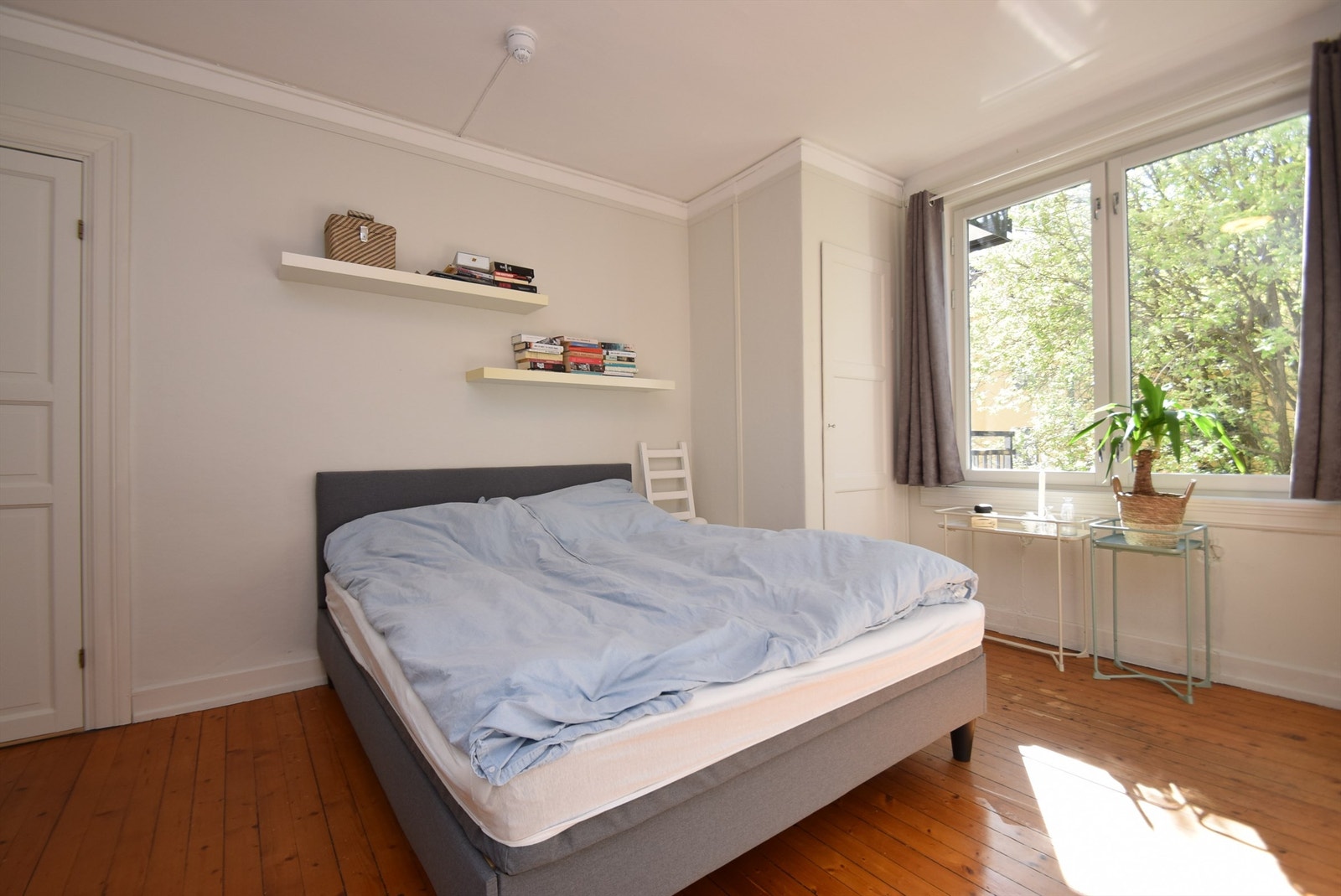 Stort hovedsoverom mot bakgård. Galleribilde