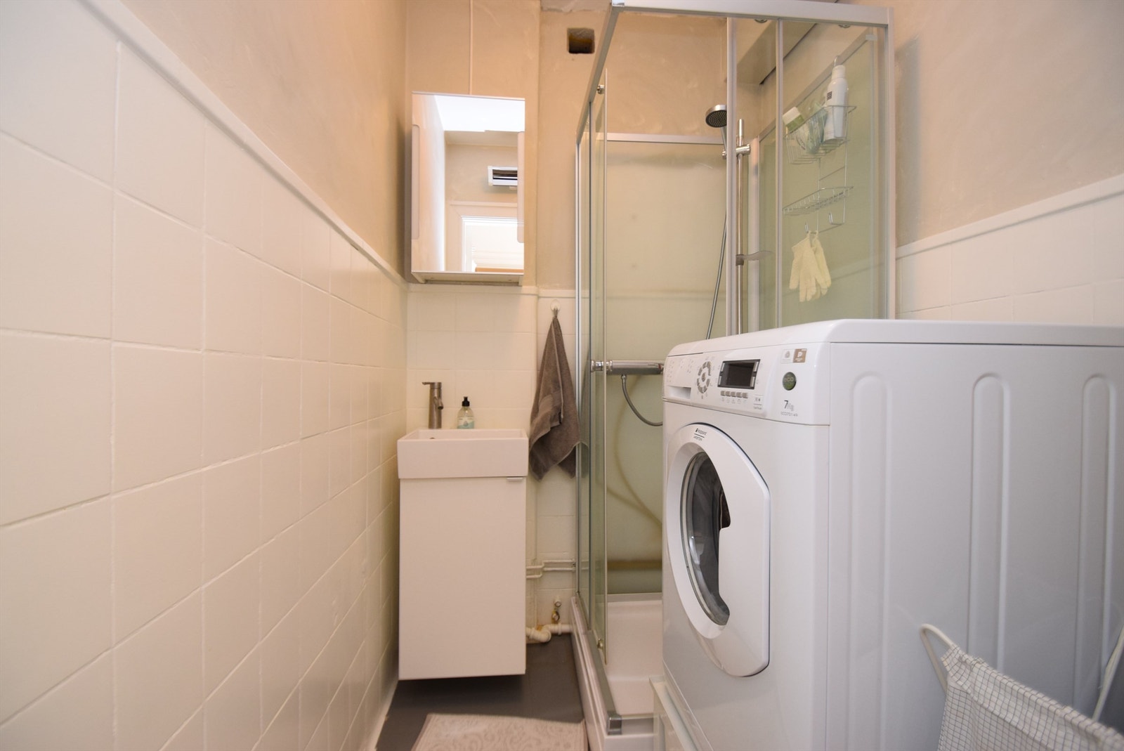 Baderom med vaskemaskin. Galleribilde