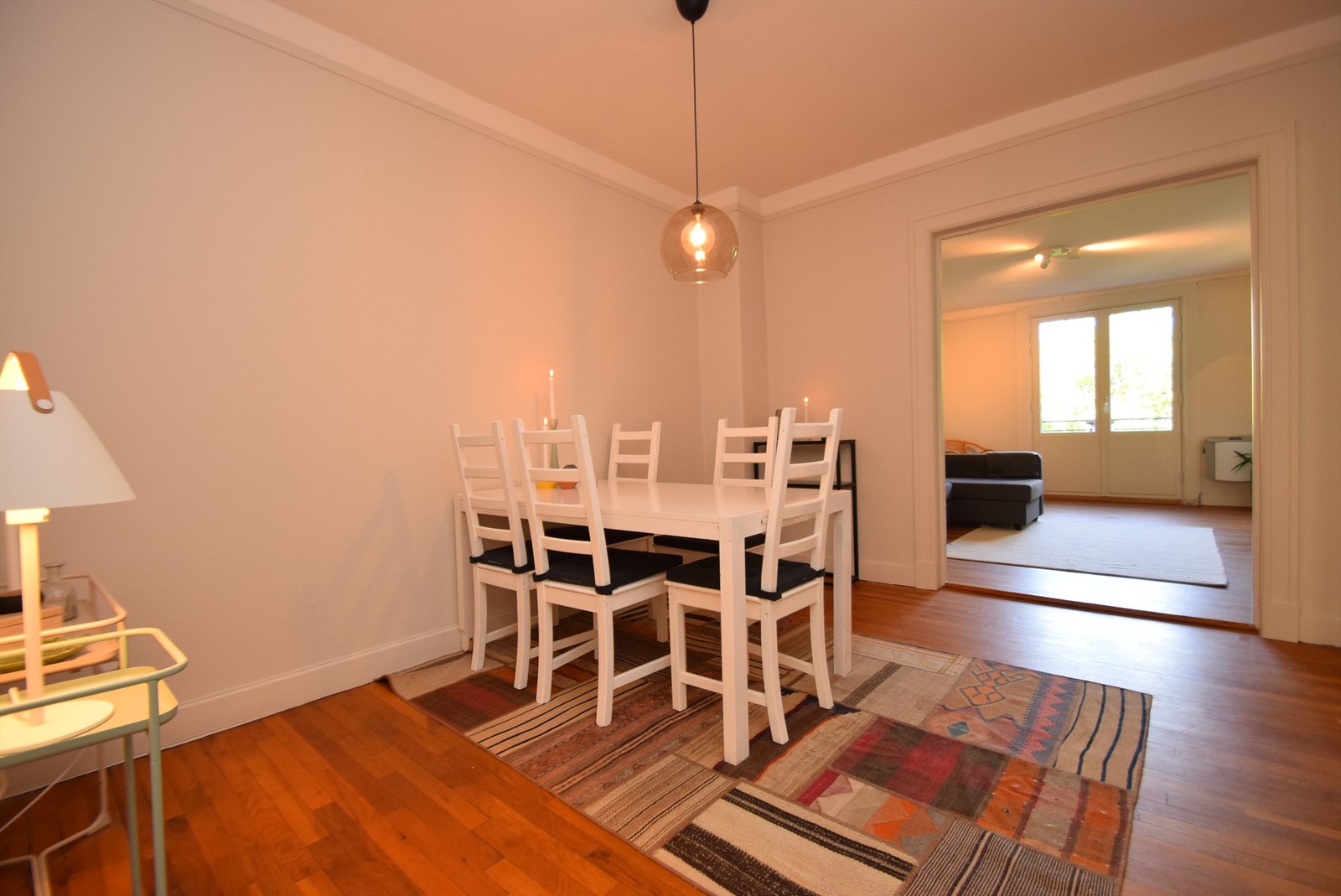 Spisestue med stor stue i forlengelse. Galleribilde