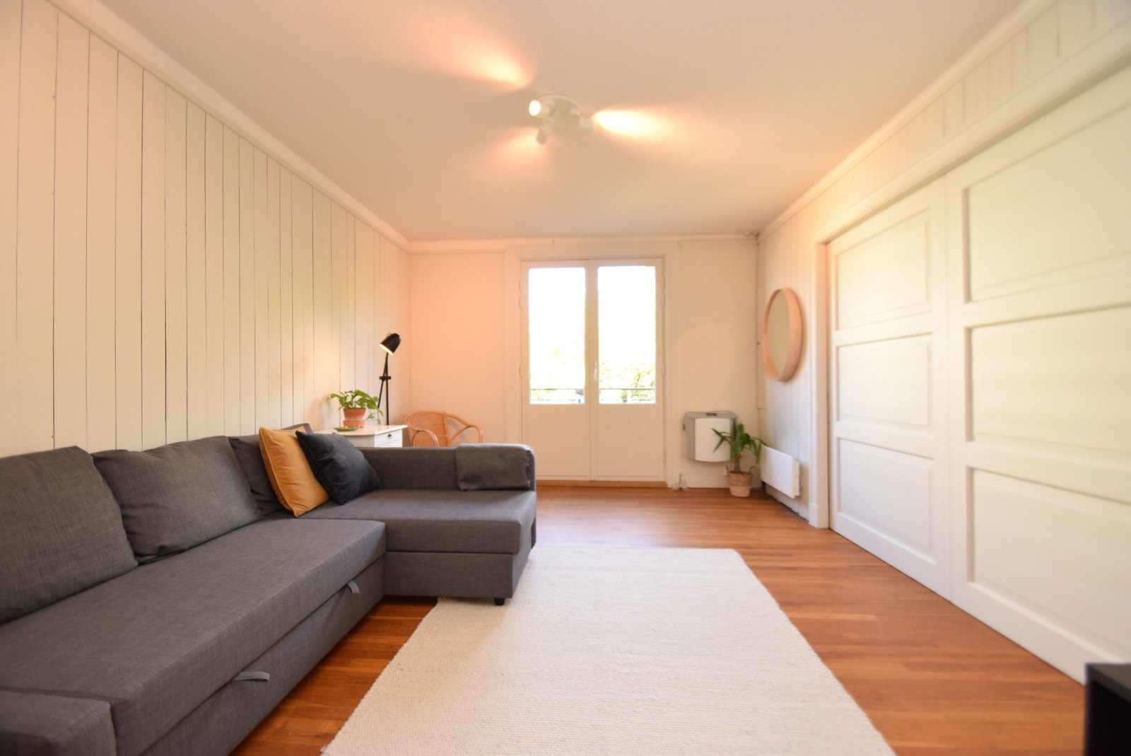 Stue med stengte skyvedører. Galleribilde