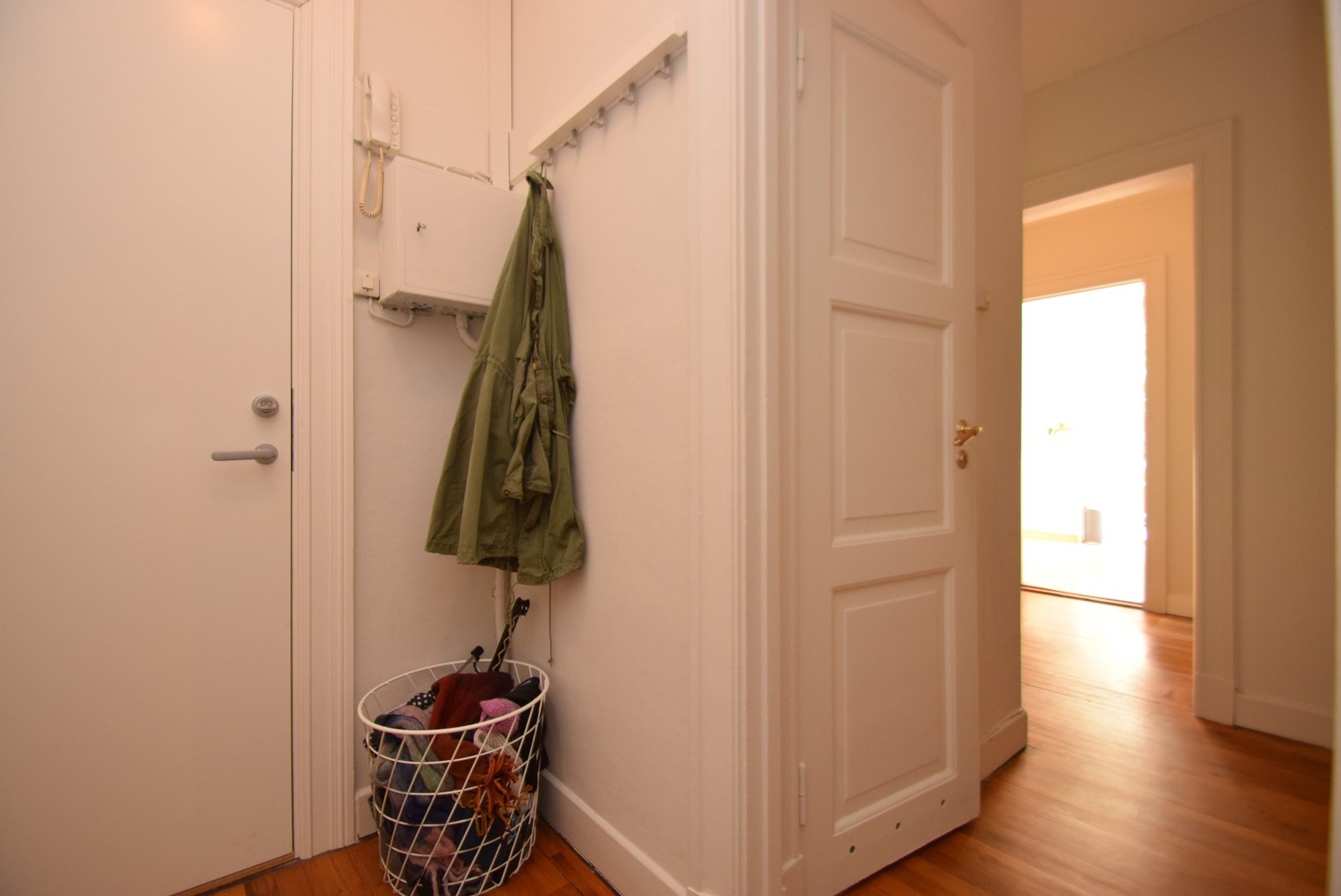 Entre sett fra spisestue. Galleribilde