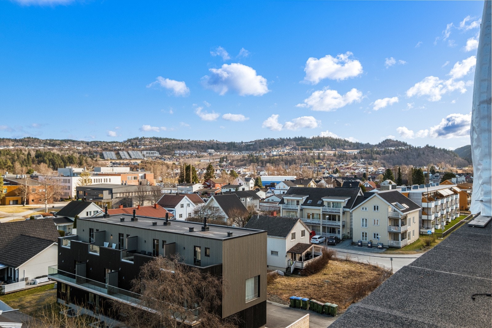 Signaturhagen ligger svært sentralt plassert i Stjørdal sentrum, med gangavstand til alle sentrumsfasiliterer i umiddelbar nærhet. Galleribilde