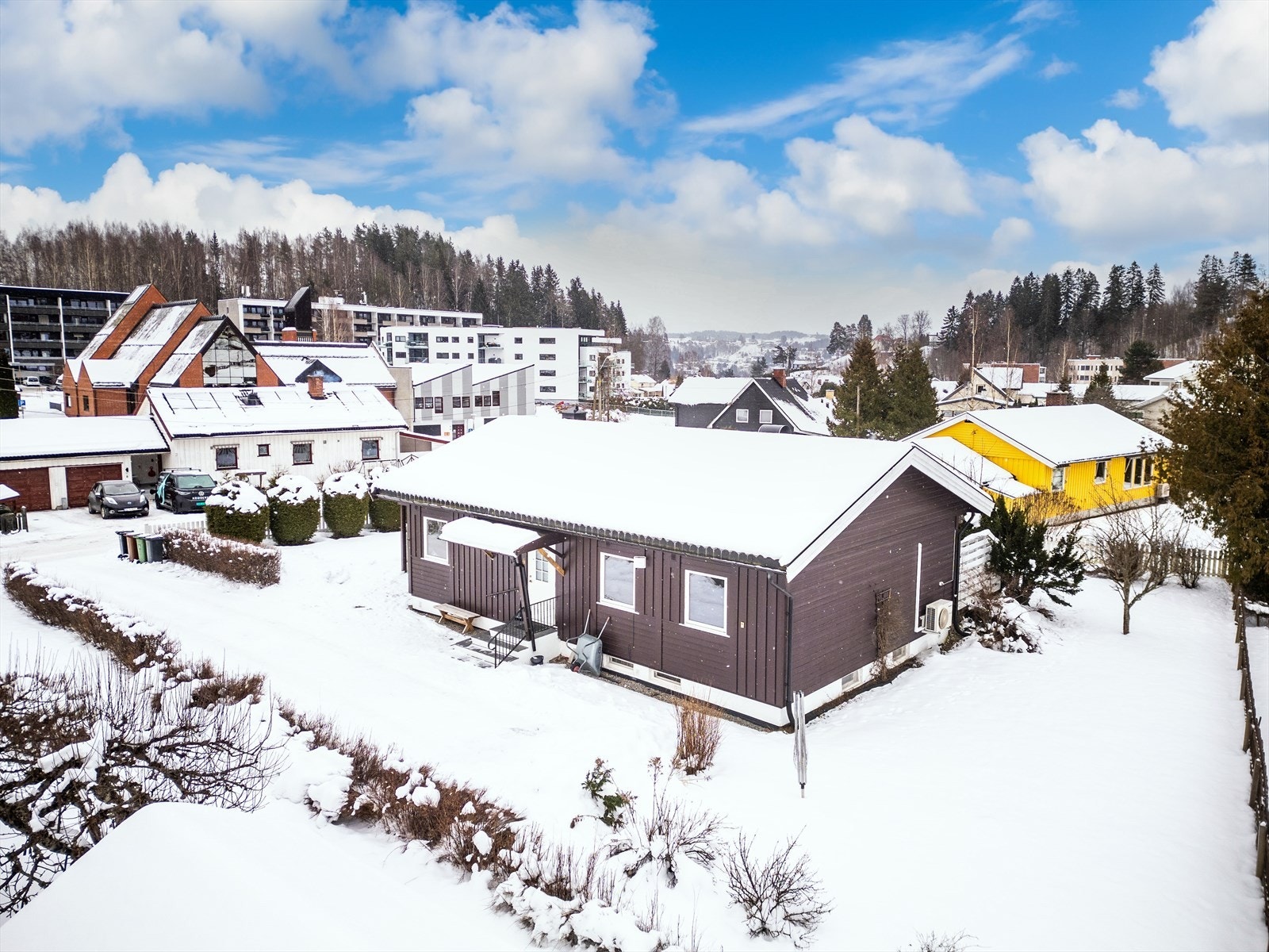 Fra eiendommen er det kort gangavstand til både Ullerål skole og barnehage. Galleribilde