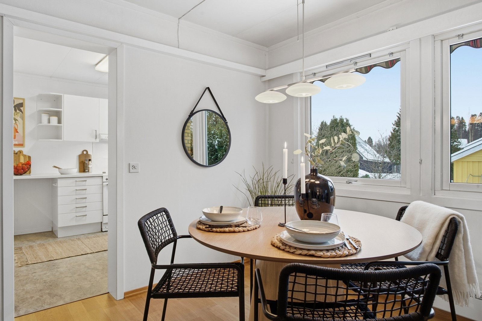 Fra spisestuen er det en praktisk og åpen overgang til kjøkkenet. Galleribilde