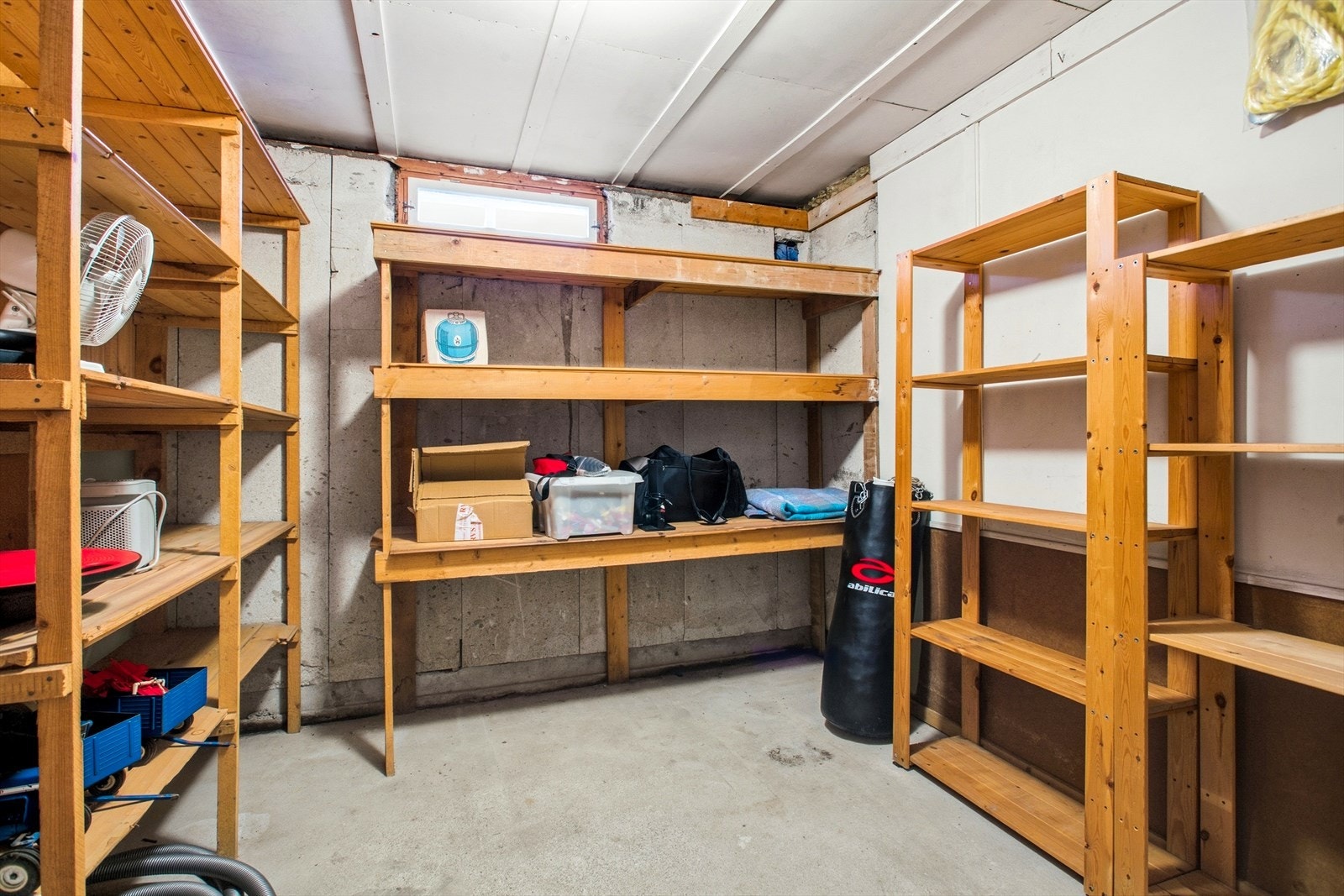 Kjelleren byr på svært gode lagringsmuligheter. Galleribilde