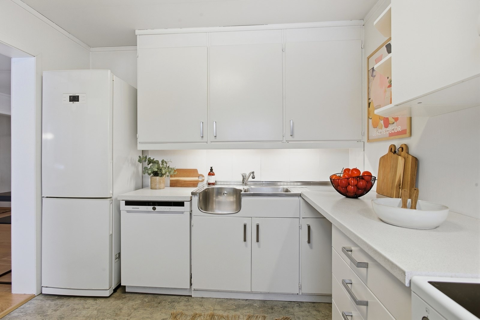 Innredningen har malte, slette fronter, laminat benkeplate og opplegg for oppvaskmaskin. Galleribilde