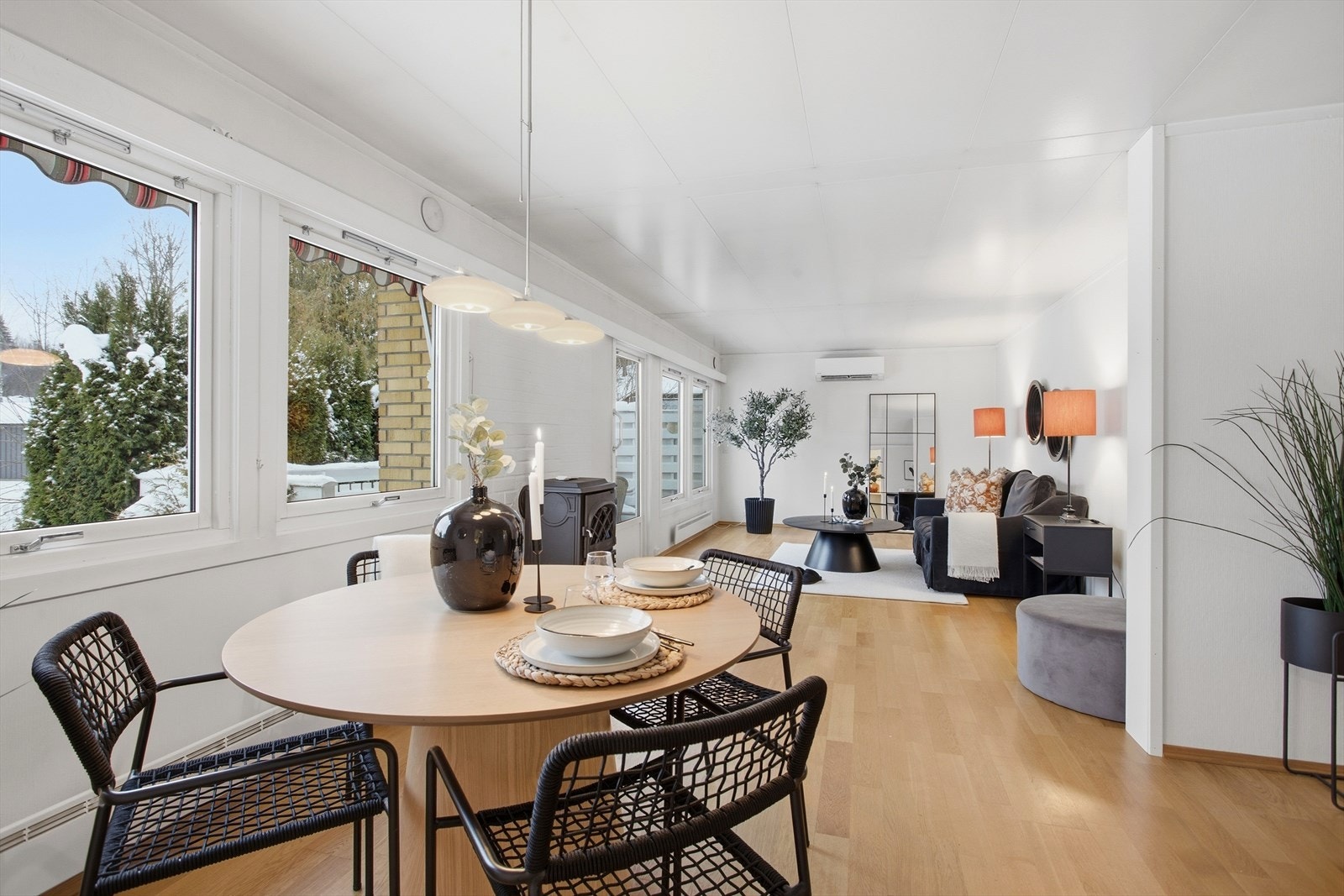 Spisestuen har god plass til et større spisebord for sosiale sammenkomster. Galleribilde