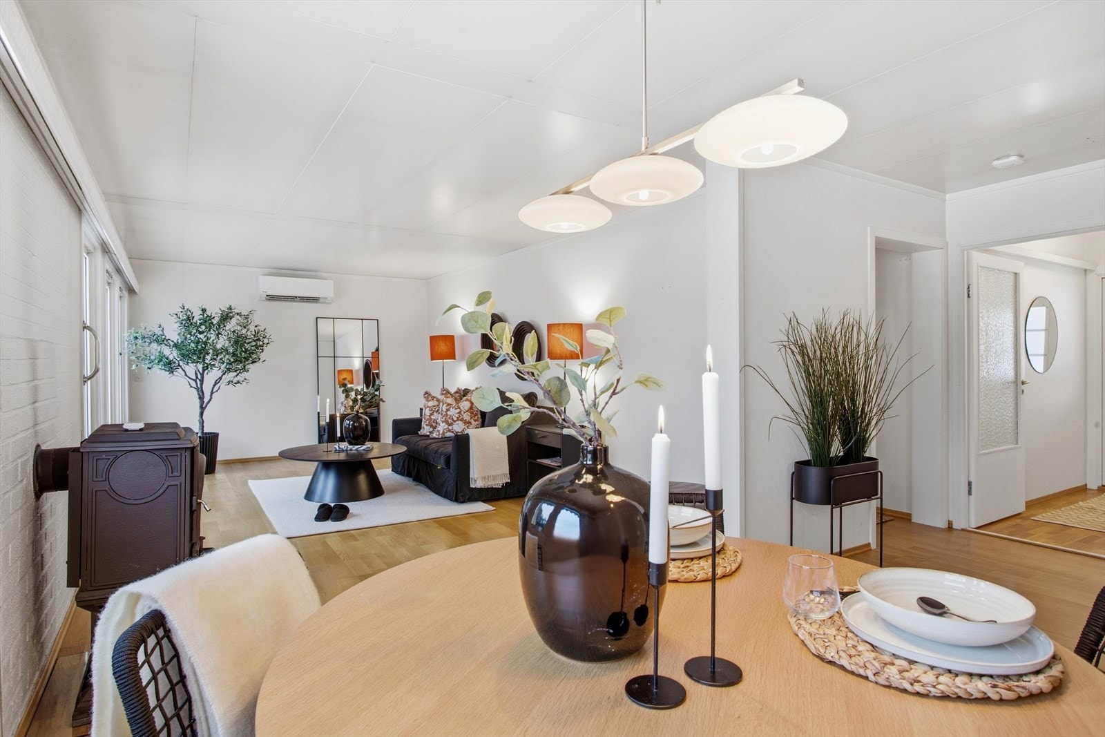 I stuen er det en vedovn som gir ekstra varme og hygge. Galleribilde