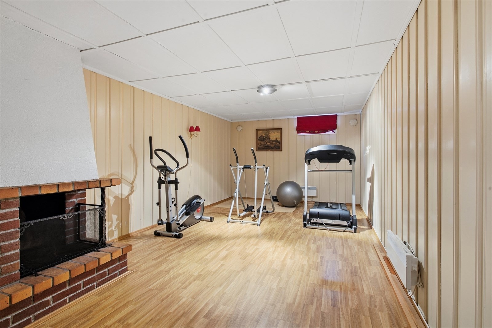 Rom i kjeller som har hatt flere bruksområder opp gjennom årene. Men megler gjør oppmerksom på at dette rommet ikke er godkjent rom for varig opphold. Galleribilde