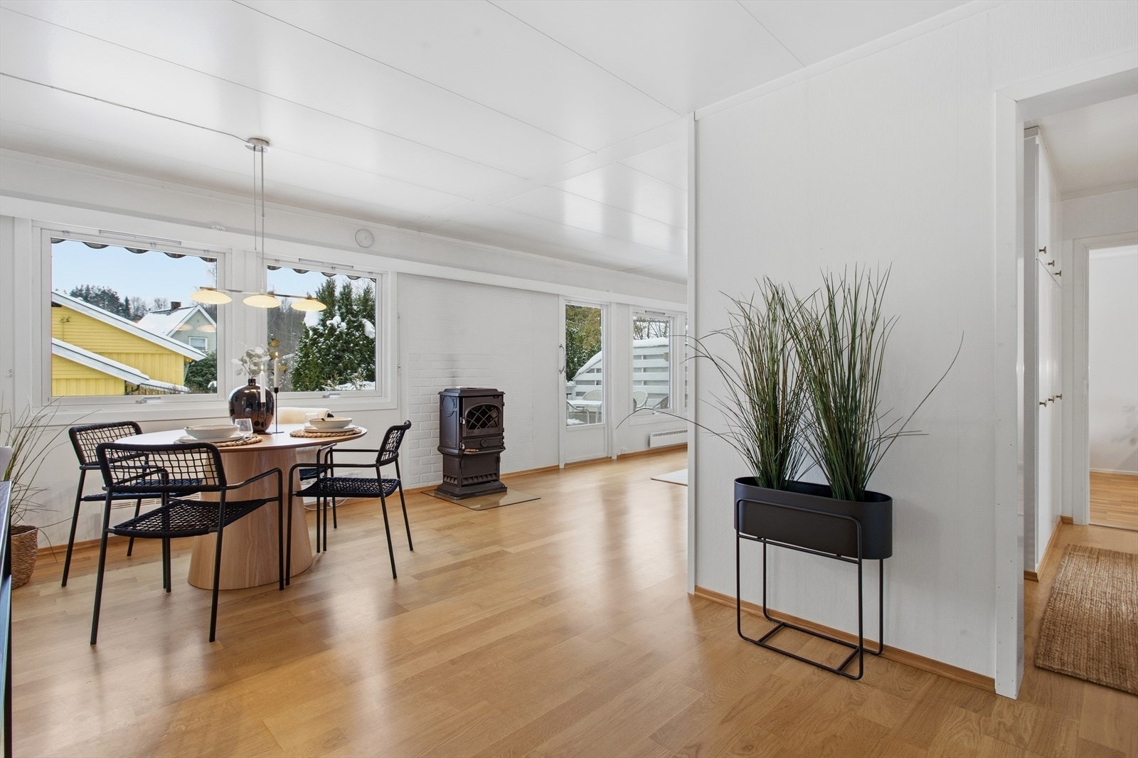 Gulvene i oppholdsrommene er hovedsakelig belagt med parkett og laminat. Galleribilde