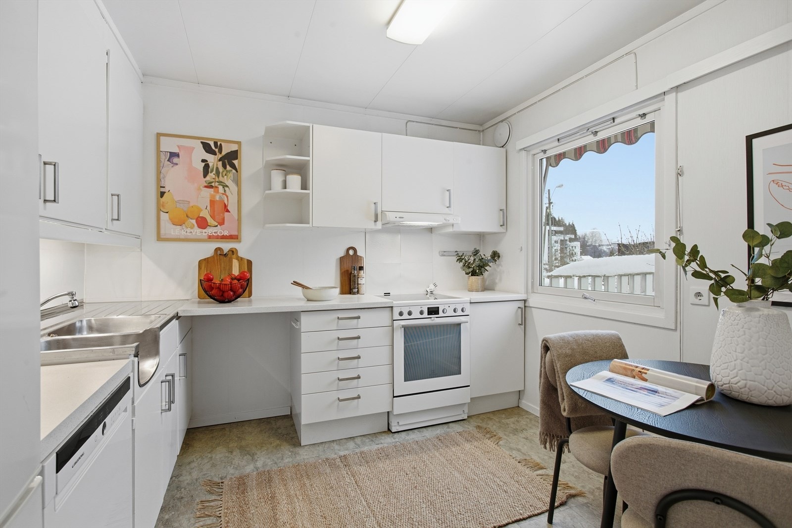 Kjøkkenet er funksjonelt med en eldre, men velholdt innredning og plass til spisebord. Galleribilde