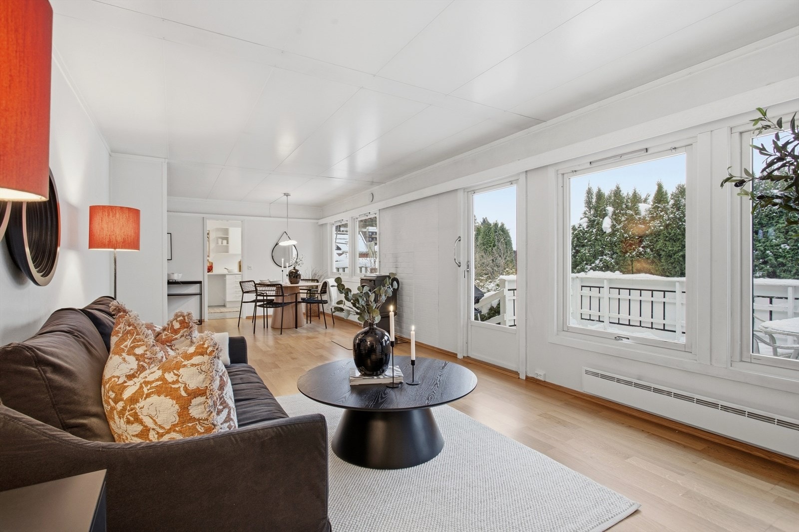 Stuen er et lyst og åpent rom med direkte utgang til en sydvendt terrasse. Galleribilde