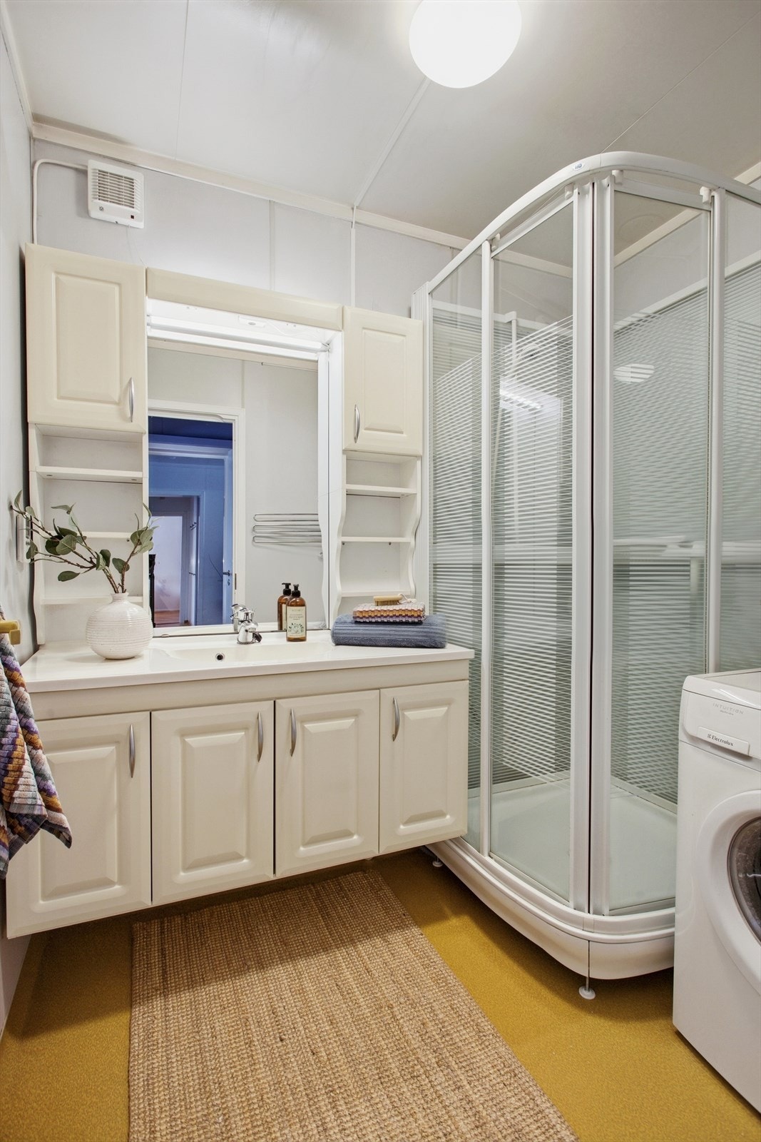 Badet er utstyrt med et nyere dusjkabinett og har opplegg for vaskemaskin. Galleribilde