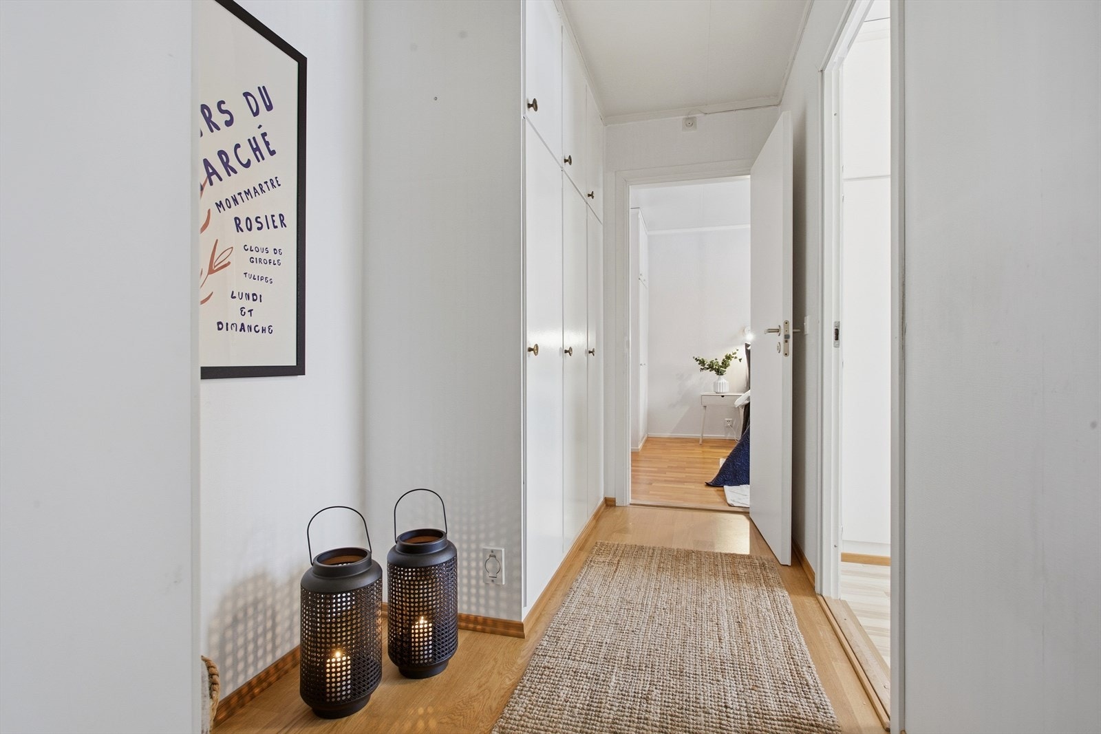 Gangen leder videre inn til soverommene og har gode garderobemuligheter. Galleribilde