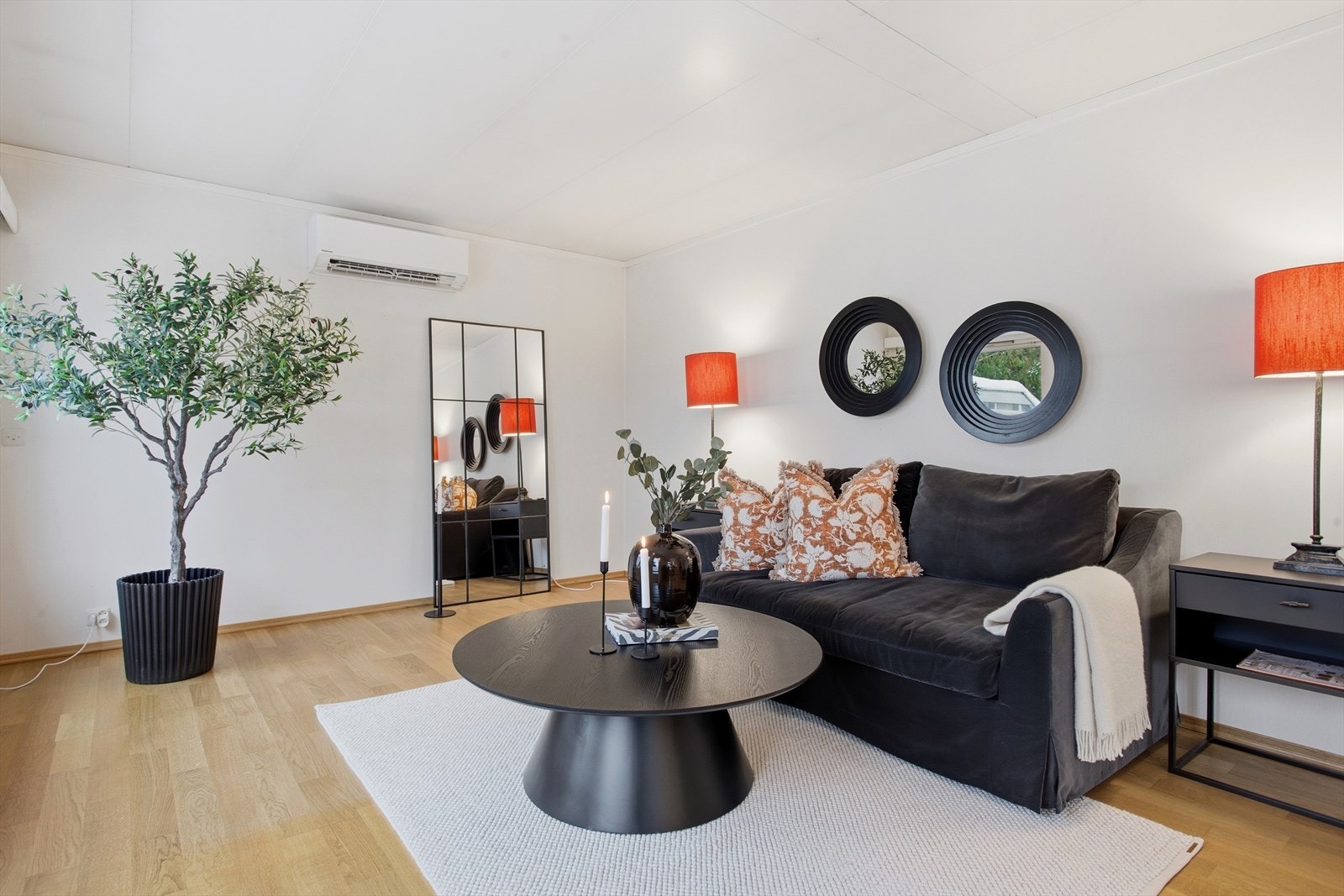 En nyere luft-til-luft varmepumpe fra 2022 sørger for effektiv oppvarming. Galleribilde