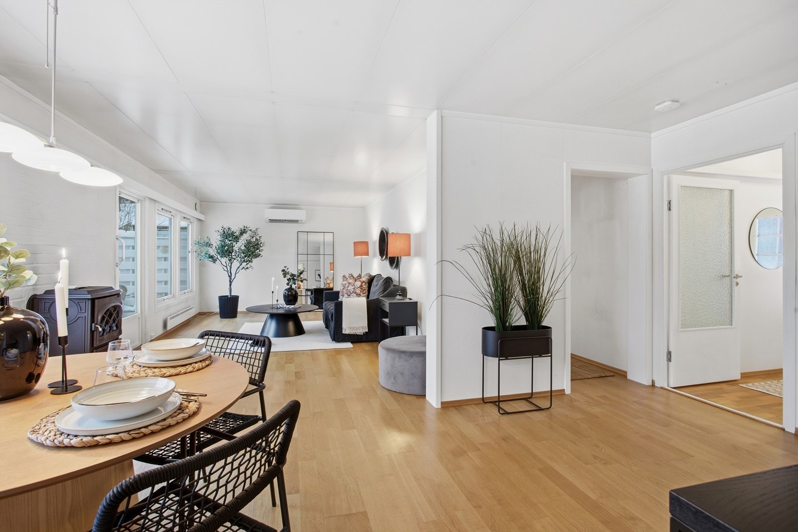 Den åpne løsningen binder sammen stue, spisestue og gang på en naturlig måte. Galleribilde