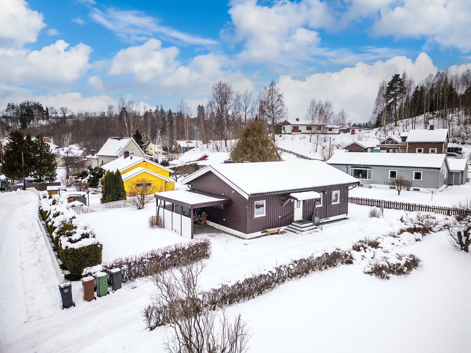 Boligen ligger i en barnevennlig blindvei i et stille og veletablert nabolag. Galleribilde