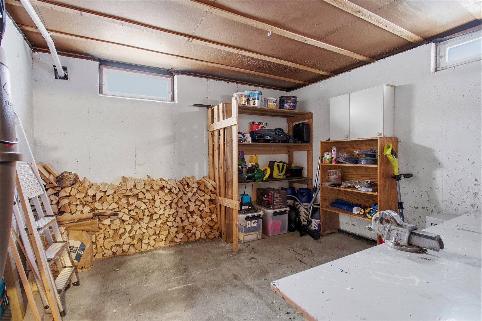 God plass til ved og diverse utstyr i kjellerbodene. Galleribilde