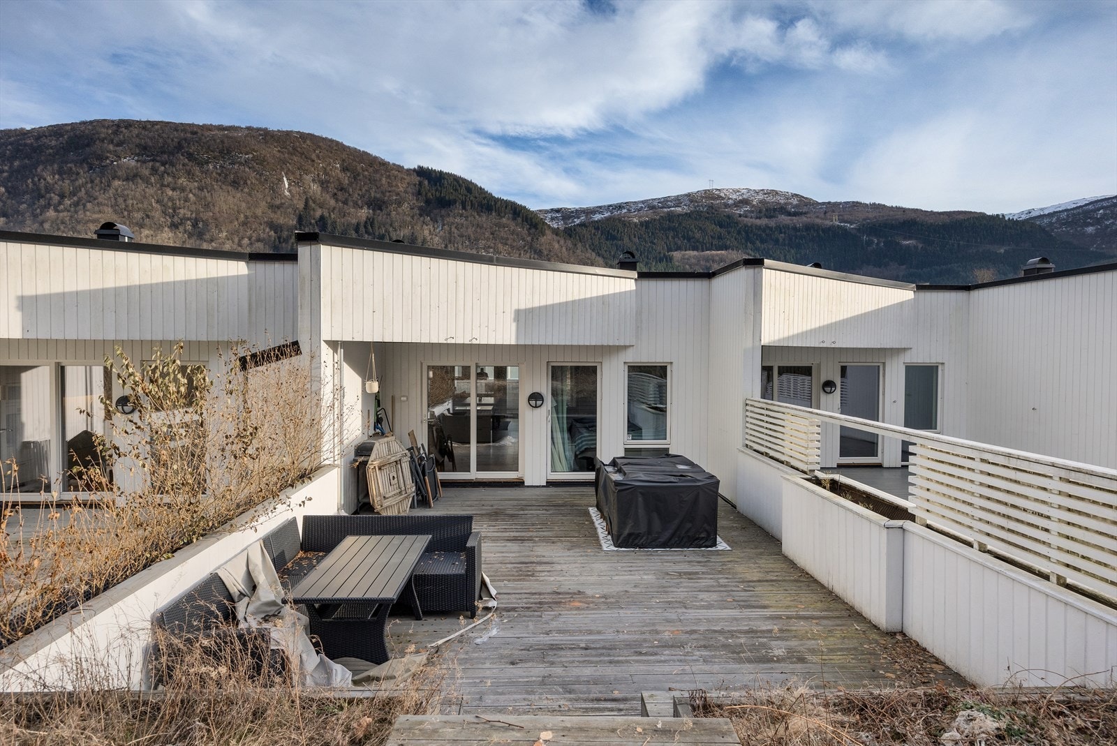 Terrassen i bakkant av rekkehuset. Her har man mye plass til å invitere til grillparty på sommeren. Galleribilde