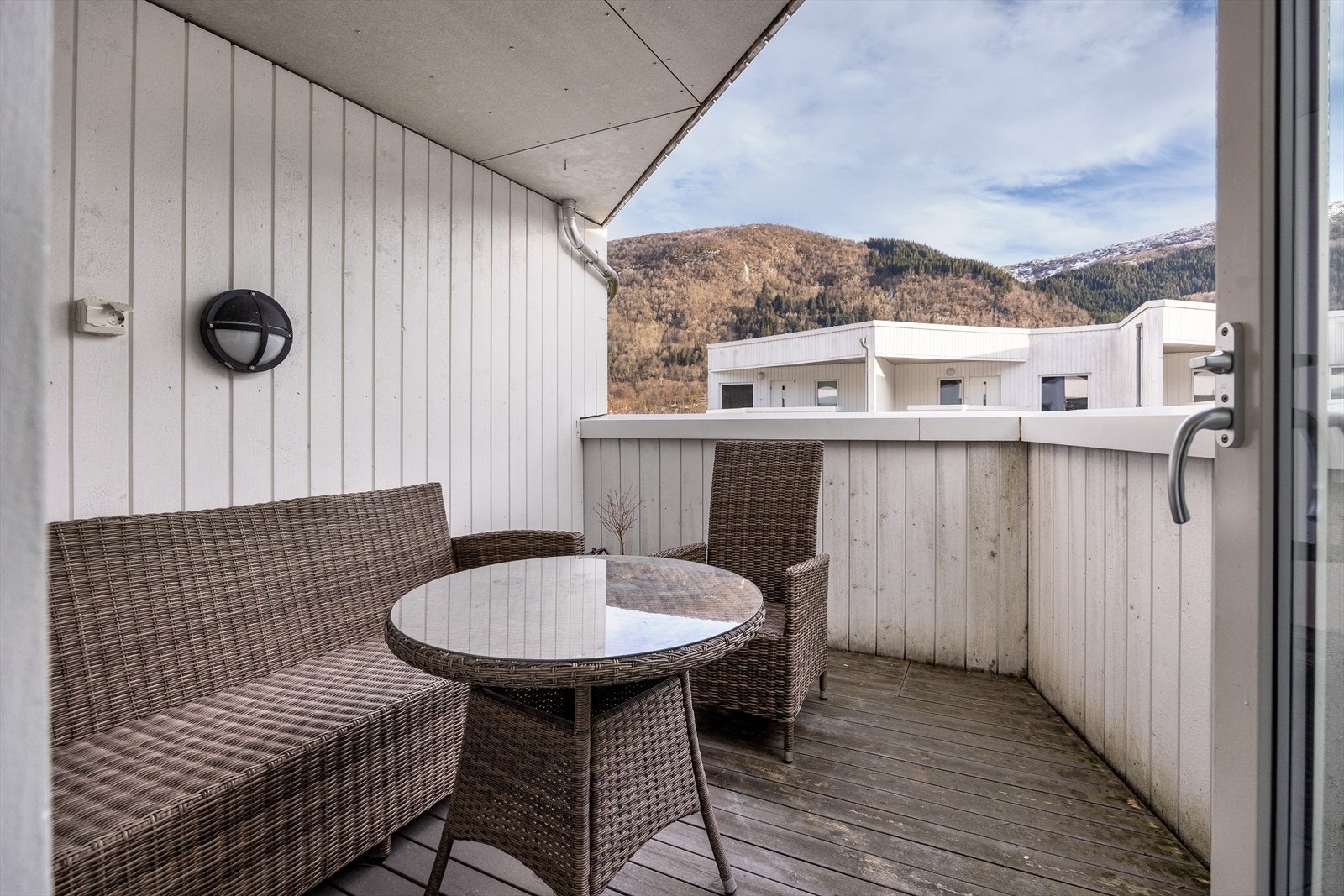 Balkongen i forkant av boligen. Galleribilde