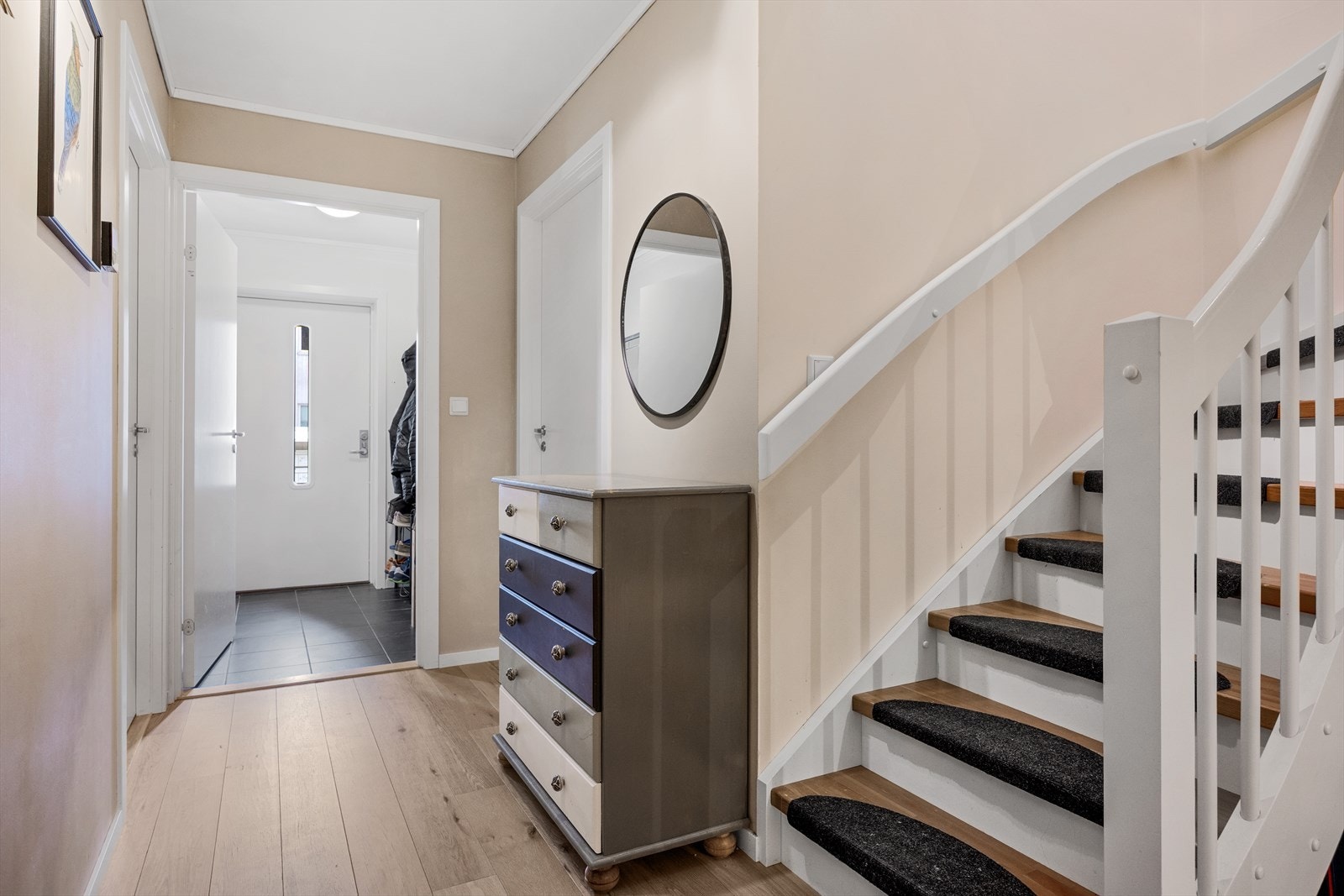 I 1. etasje kommer man inn til entre og hall. Hallen er på 22,2 kvm og entre på 2,8 kvm. Entre har fliser på gulv, noe som er svært praktisk når det vått og kaldt ute. Galleribilde