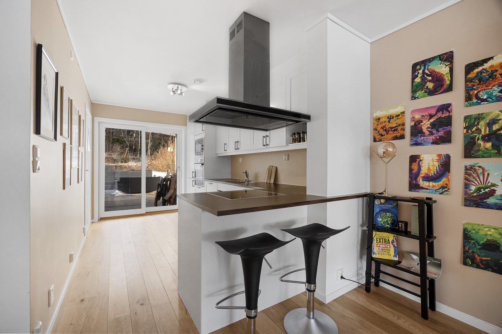 Kjøkkenet er utstyrt med profilerte skap og har rikelig med oppbeveringsmuligheter av diverse kjøkkenutstyrt. Galleribilde