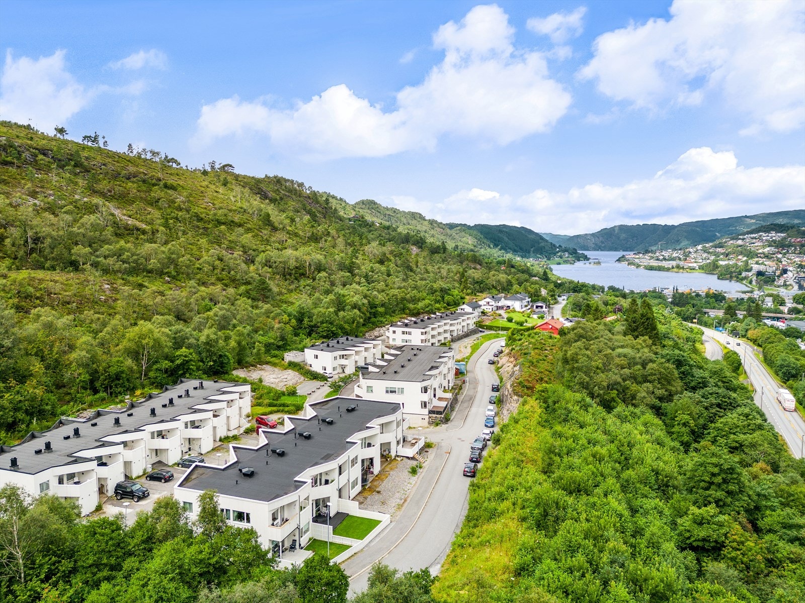 Områdebildet. Dette er et veletablert nabolag med kort vei til Øyrane Torg og Arna terminal. Galleribilde