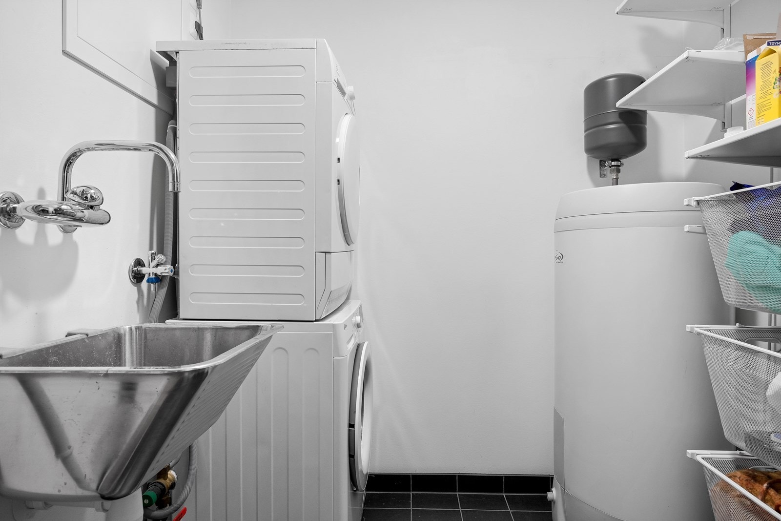 Boligen har også et vaskerom på 4,1 kvm og har plass til vaskemaskin, tørketrommel og utslagsvask. Her har man også varmtvannstanken. Galleribilde