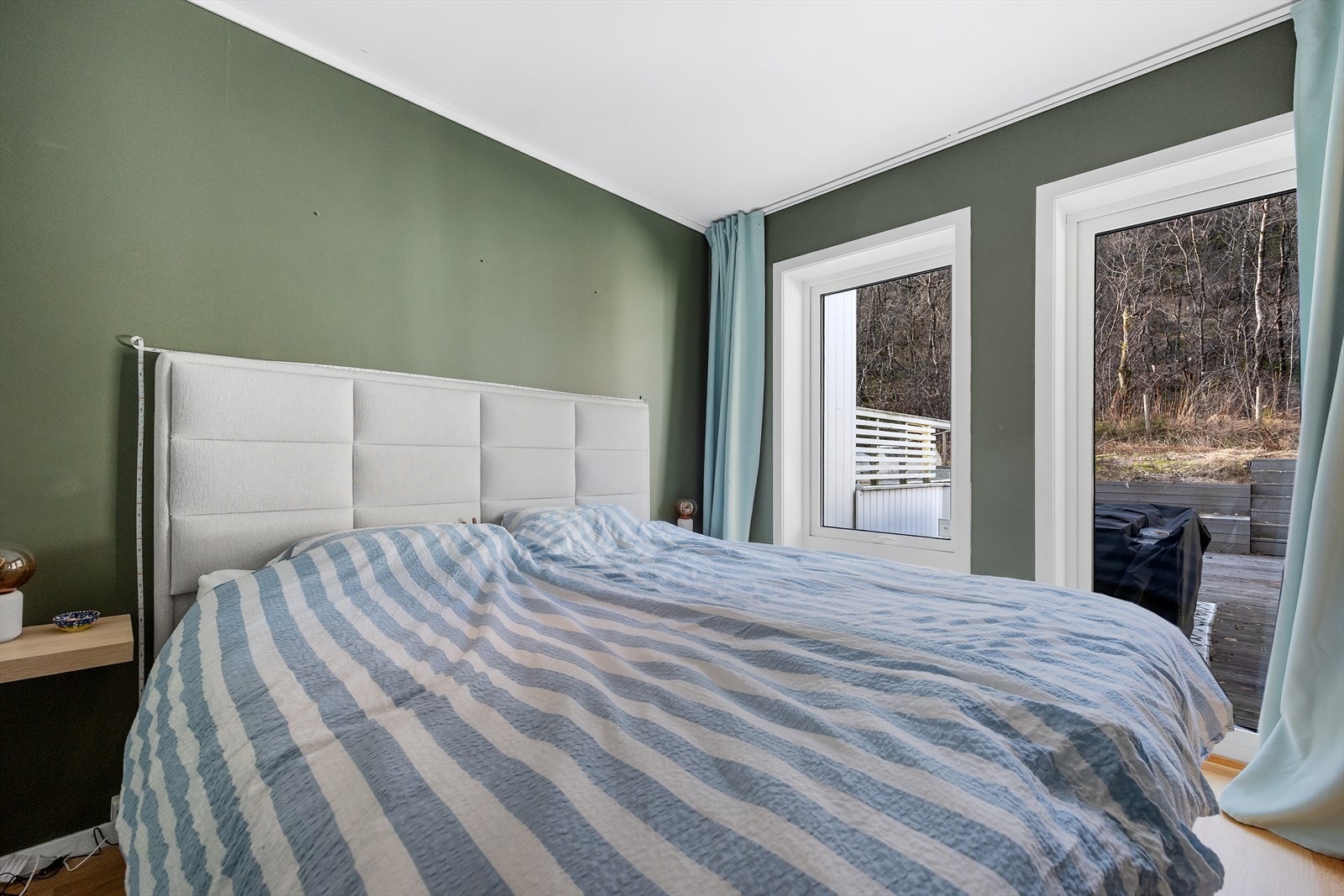 Boligens hovedsoverom finner man i 2. etasje. Dette måler 10,3 kvm og har stort garderobeskap. Her har man også egen utgang til terrassen i bakkant av rekkehuset. Galleribilde